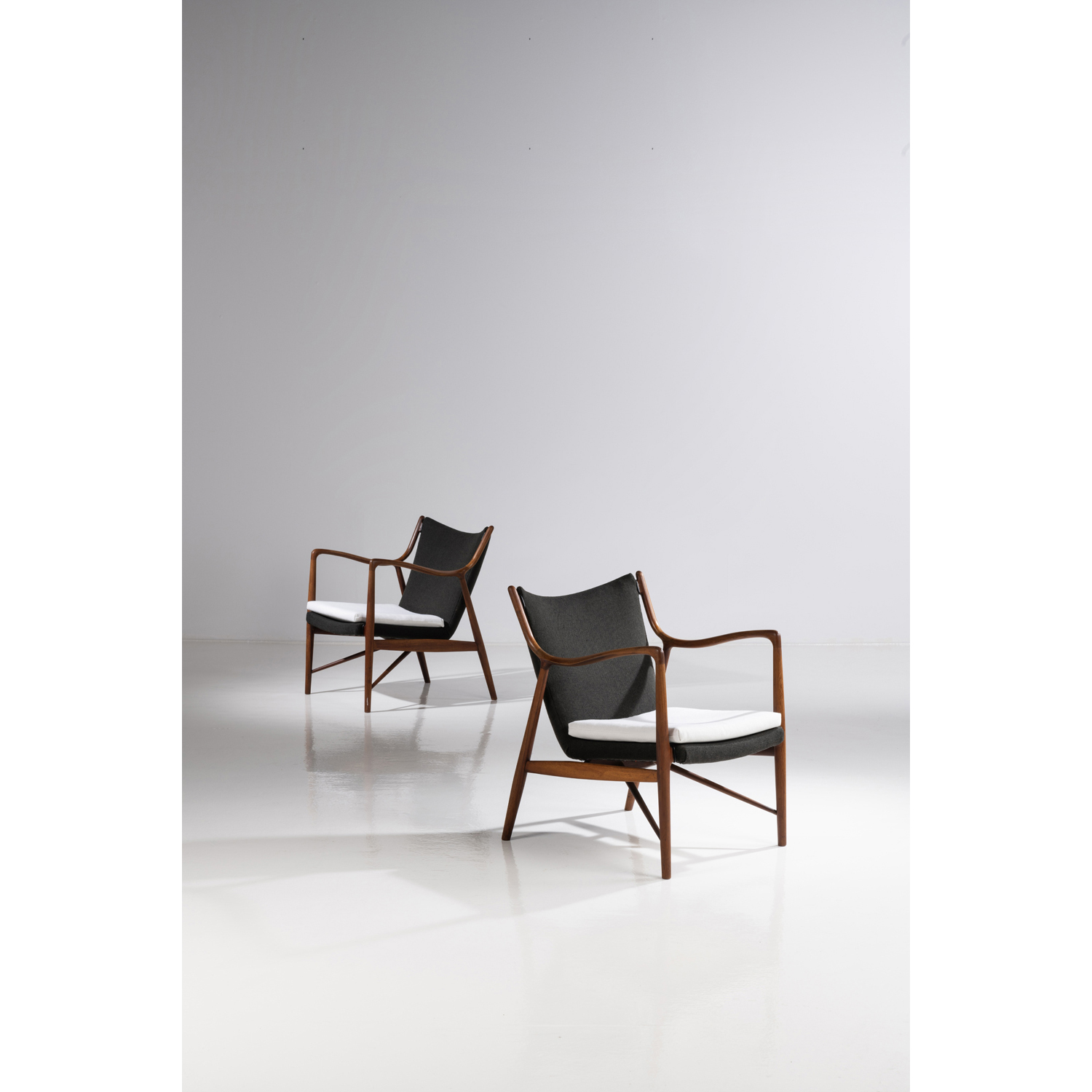 Finn Juhl (1912-1989) Modèle n°NV-45 Paire de fauteuils Teck et textile Édition Niels Vodder Date de création: 1945 H 82,5 × L 68 × P 73 cm Bibliographie : - G. Jalk, '40 Years of Danish Furniture Design – The Copenhagen Cabinet-makers' Guild