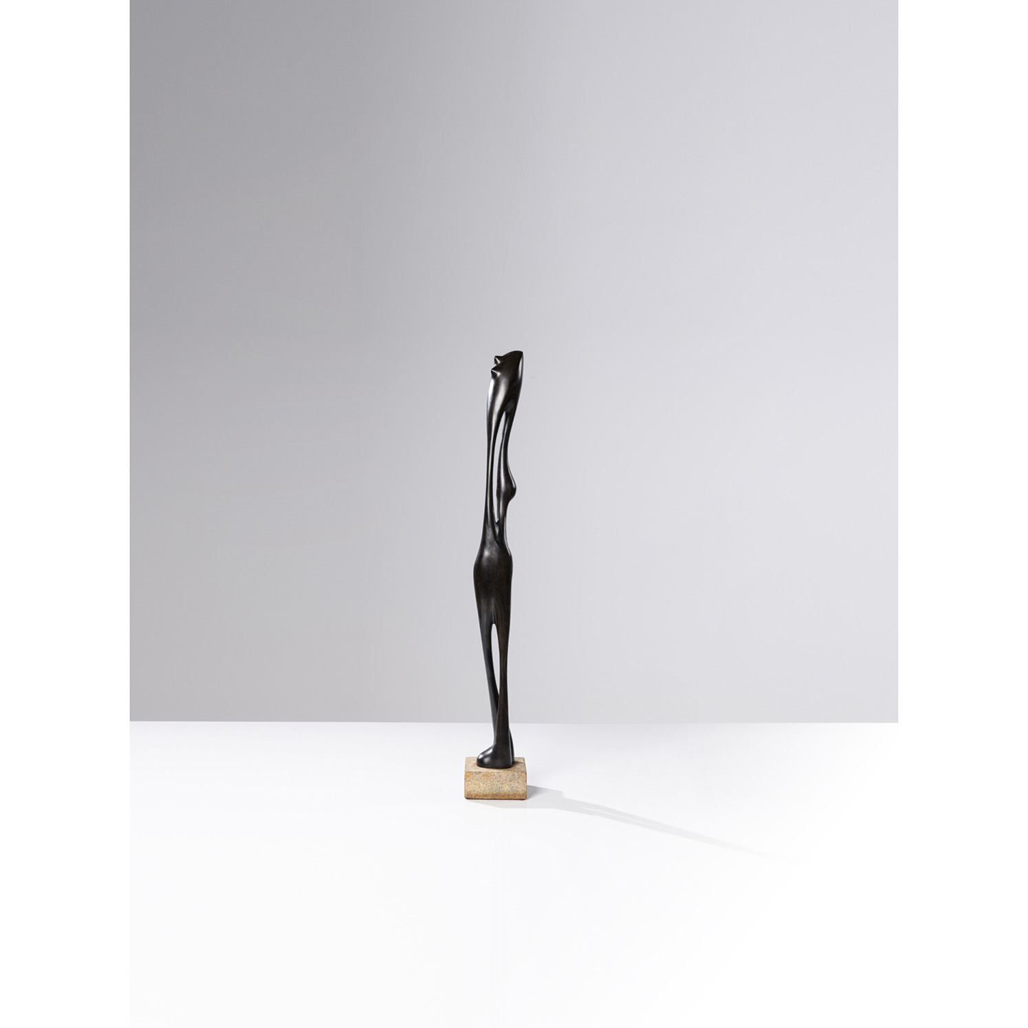  Agustin Cardenas (1927-2001) Sans titre, circa 1960 Agustin Cardenas (1927-2001) Sans titre, circa 1960 Bois br&ucirc;l&eacute; sculpt&eacute; reposant sur un socle en granit Sign&eacute; du monogramme &agrave; la base Pi&egrave;ce unique 69 x 7 x 7 cm 74 x 10 x 10 cm (avec base) Provenance : Collection particuli&egrave;re, Paris