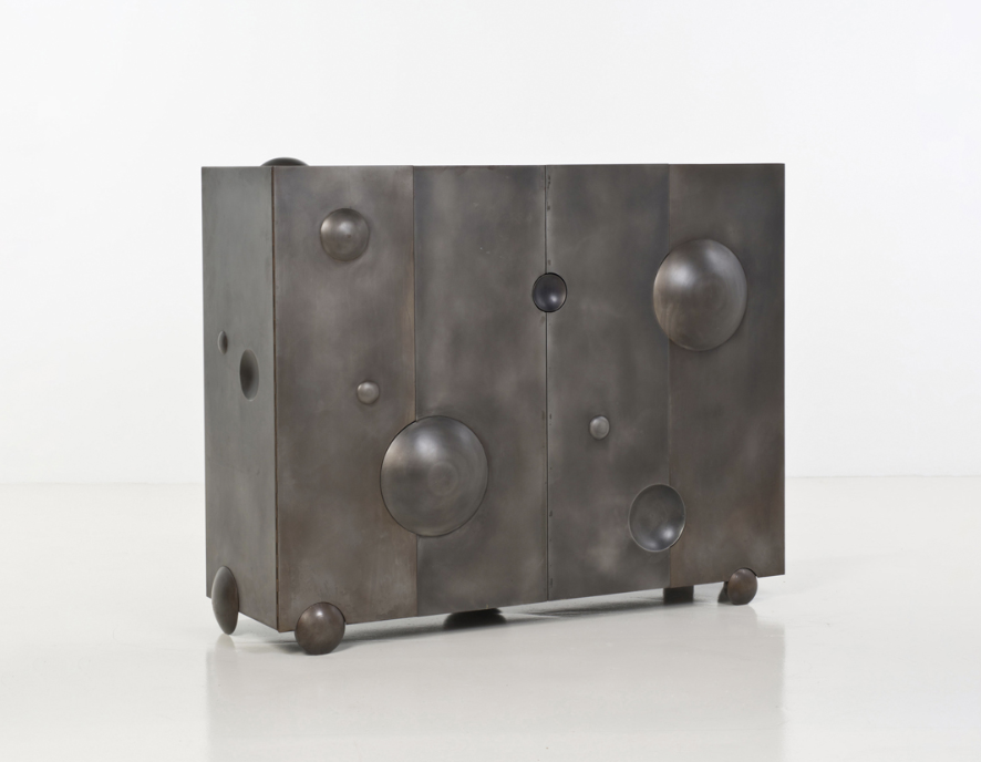 Mattia Bonetti (né en 1952) Bubble - N°2/8 Buffet Acier patiné Édition Galerie Italienne, limitée à 8 exemplaires Plaque de l'éditeur, monogramme de l'artiste, daté et numéroté Modèle créé en 2007