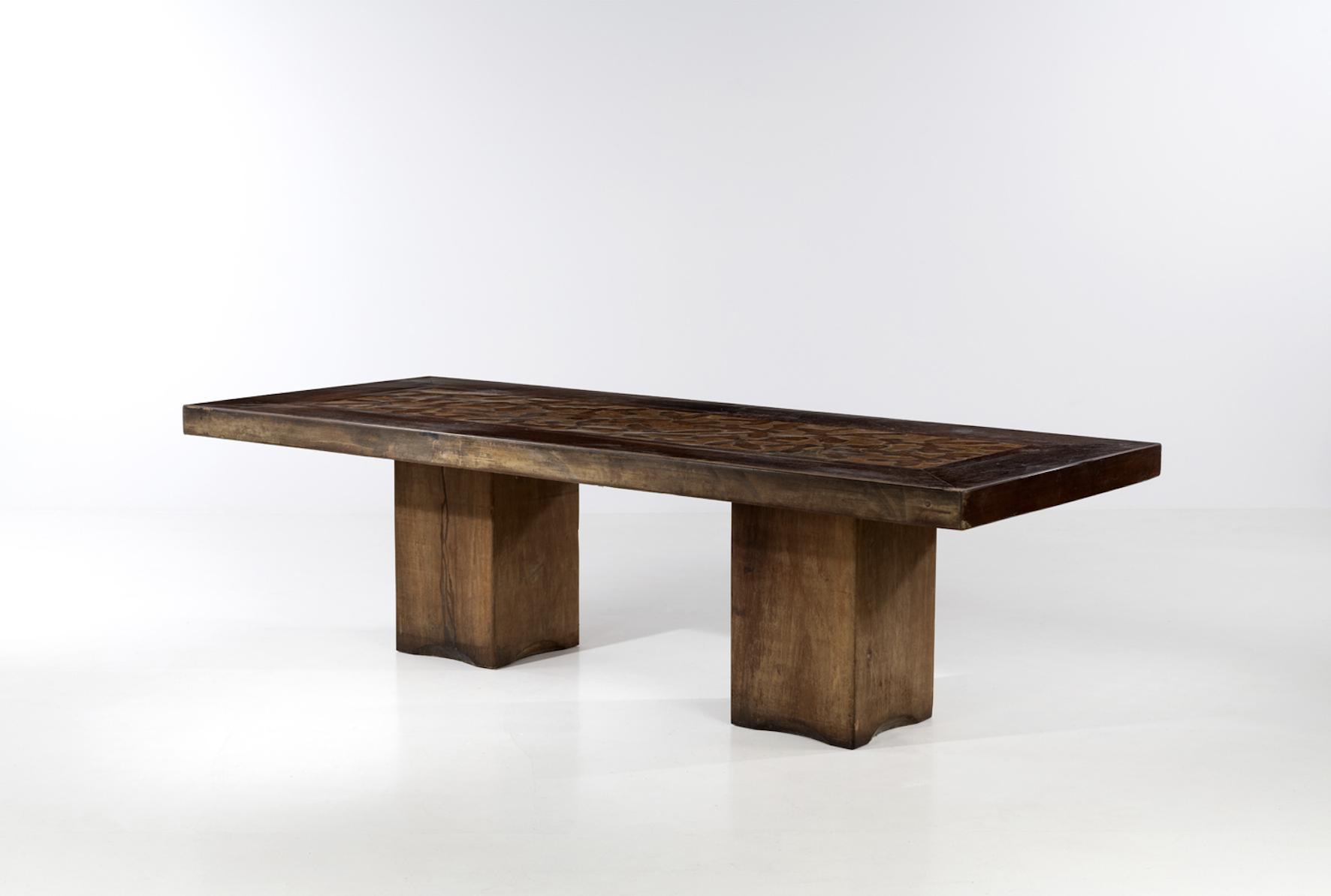 Jos&eacute; Zanine Caldas (1919-2001) Table de salle &agrave; manger Bois de pequi et r&eacute;sine Mod&egrave;le cr&eacute;&eacute; dans les ann&eacute;es 1970 H 83,5 &times; L 286 &times; P 116,5 cm