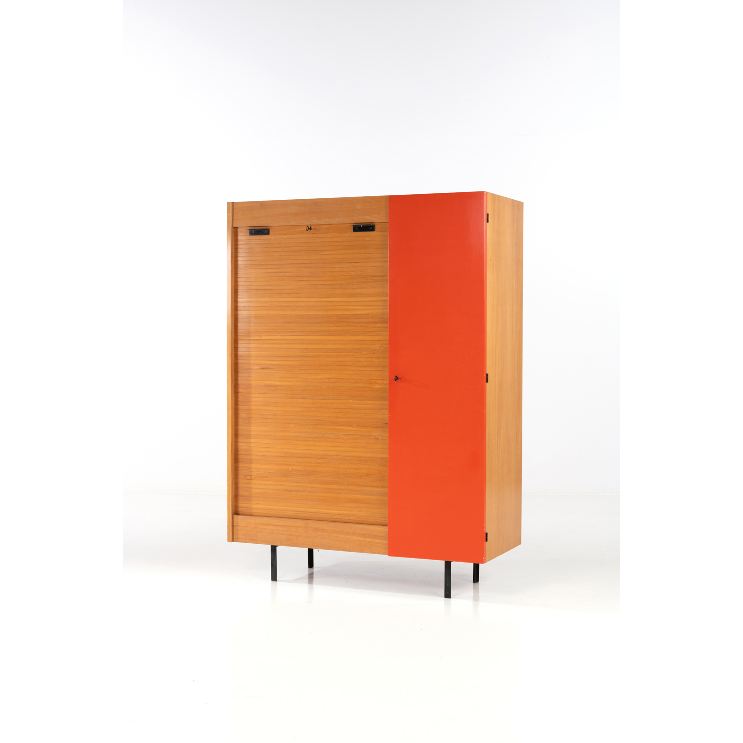 Alain Richard (1926-2017) Modèle 143 corail Wardrobe Elm, metal and lacquered wood TV furniture publishing Date of creation: 1953-1954 H 182 x L 130 x P 55 cm Provenance : Galerie Pascal Cuisinier Estimate : 8 000 / 12 000 euros