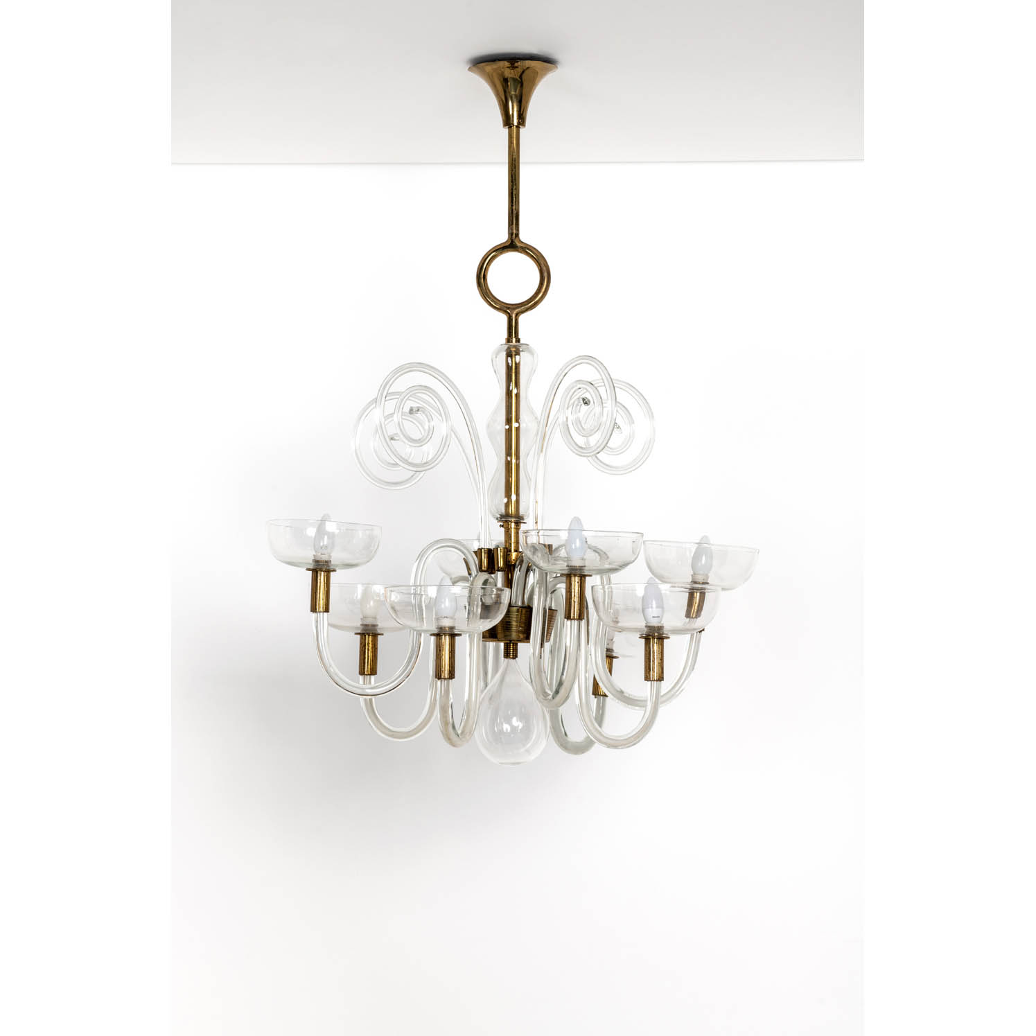 Carlo Scarpa (1906-1978) Modèle n°5315 Estimation : 10000 / 15000 € Carlo Scarpa (1906-1978) Modèle n°5315 Suspension à six bras de lumière Verre pastorali et laiton Édition Venini, Murano, Italie Date de création: vers 1940 H 108 × Ø 75 cm Bibliographie : - Venini Catalogue bleu, modèle n° 5315 - Domus n°150, Juin 1940, p. 57