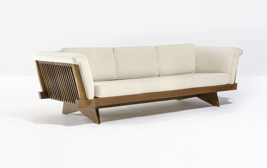 Estimation : 30000 / 40000 € George Nakashima (1905-1990) Model 3251 Sofa Walnut and fabric Widdicomb edition Creation date: 1958 H 72,5 × L 225 × P 91,5 cm