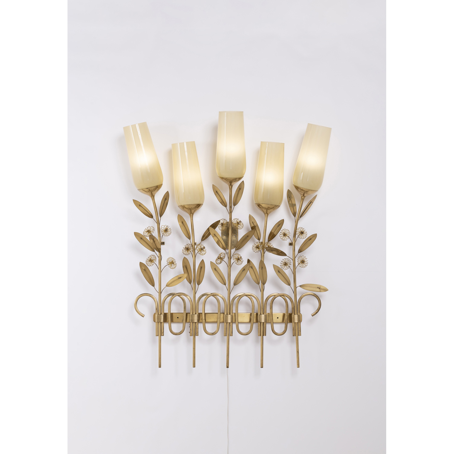 Paavo Tynell Wall light Brass and glass Edited by Taito Oy Manufacturer's stamp Model created in 1950 H 59 × L 49 1/4 × P 11 3/4 in