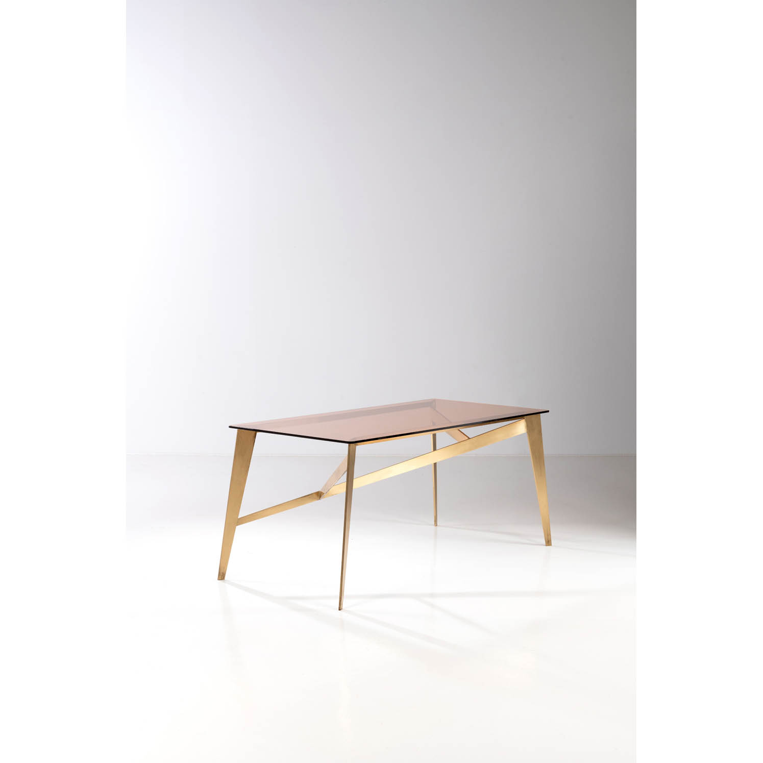 Max Ingrand (1908-1969) Table Estimation : 12000 / 18000 € Max Ingrand (1908-1969)  Table  Laiton et verre fumé  Edition Fontana Arte  Date de création: années 1950  H 76,5 × L 165 × P 80 cm