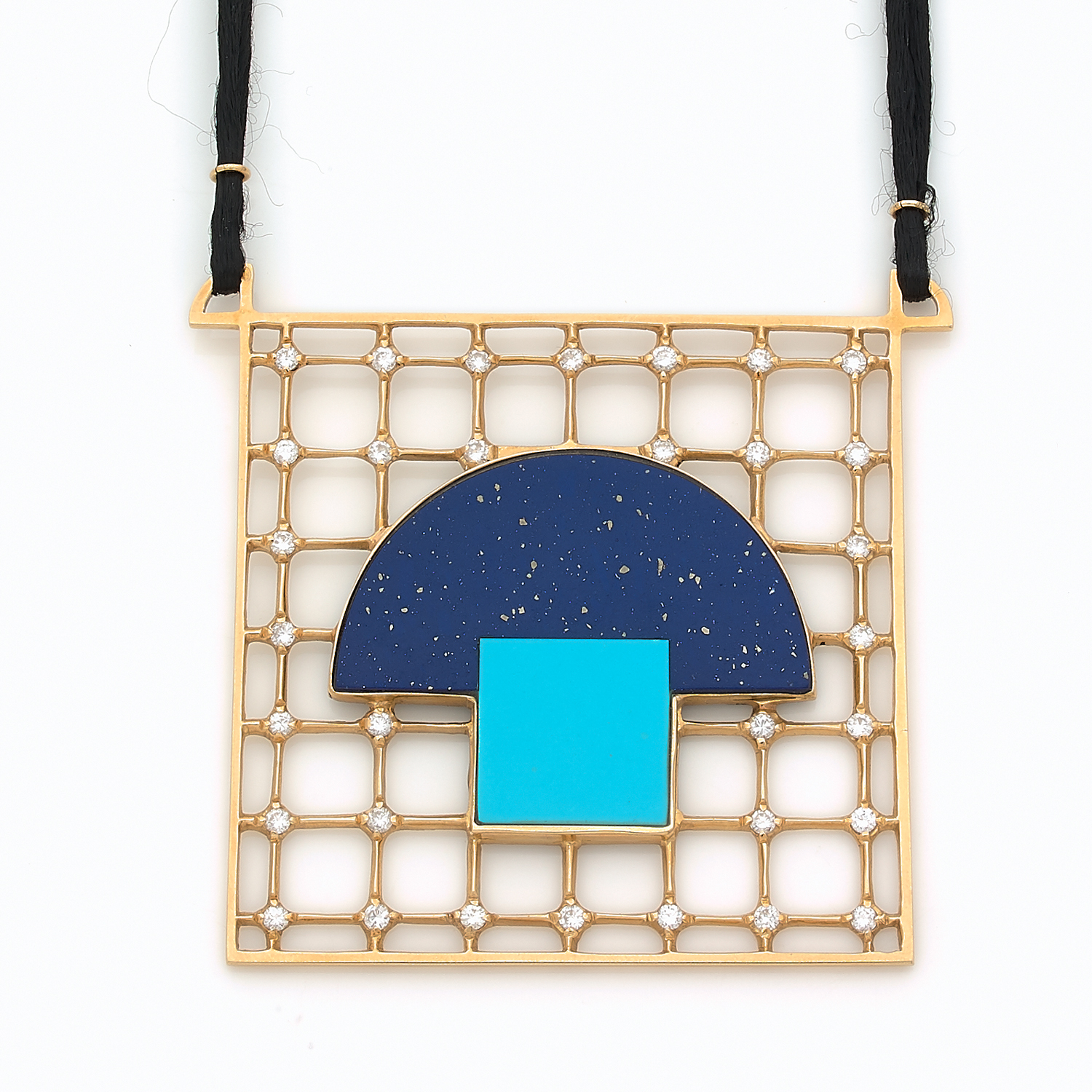 Arata ISOZAKI (n&eacute; en 1931) Pendentif - 1984-1986 En or jaune 18k (750&permil;), diamants, lapis-lazuli, turquoise et cordon de soie noire. Sign&eacute; A. Isozaki, poin&ccedil;onn&eacute;, &eacute;dition Cleto Munari, num&eacute;rot&eacute; 03 Dimensions : 6 x 6 cm. Poids brut : 25,5 g Bibliographie : Barbara Radice, &ldquo;Jewelry by Architects&rdquo;, Rizzoli, 1987, p. 53. 7 000 / 10 000 &euro;