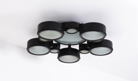 Studio B.B.P.R.: Gian Luigi Banfi, Ludovico Belgiojoso, Enrico Peressuti & Ernesto Nathan Rogers (fondé en 1932) Modèle 2045 Plafonnier Métal laqué et verre dépoli Édition Arteluce (étiquette) Modèle créé en 1962