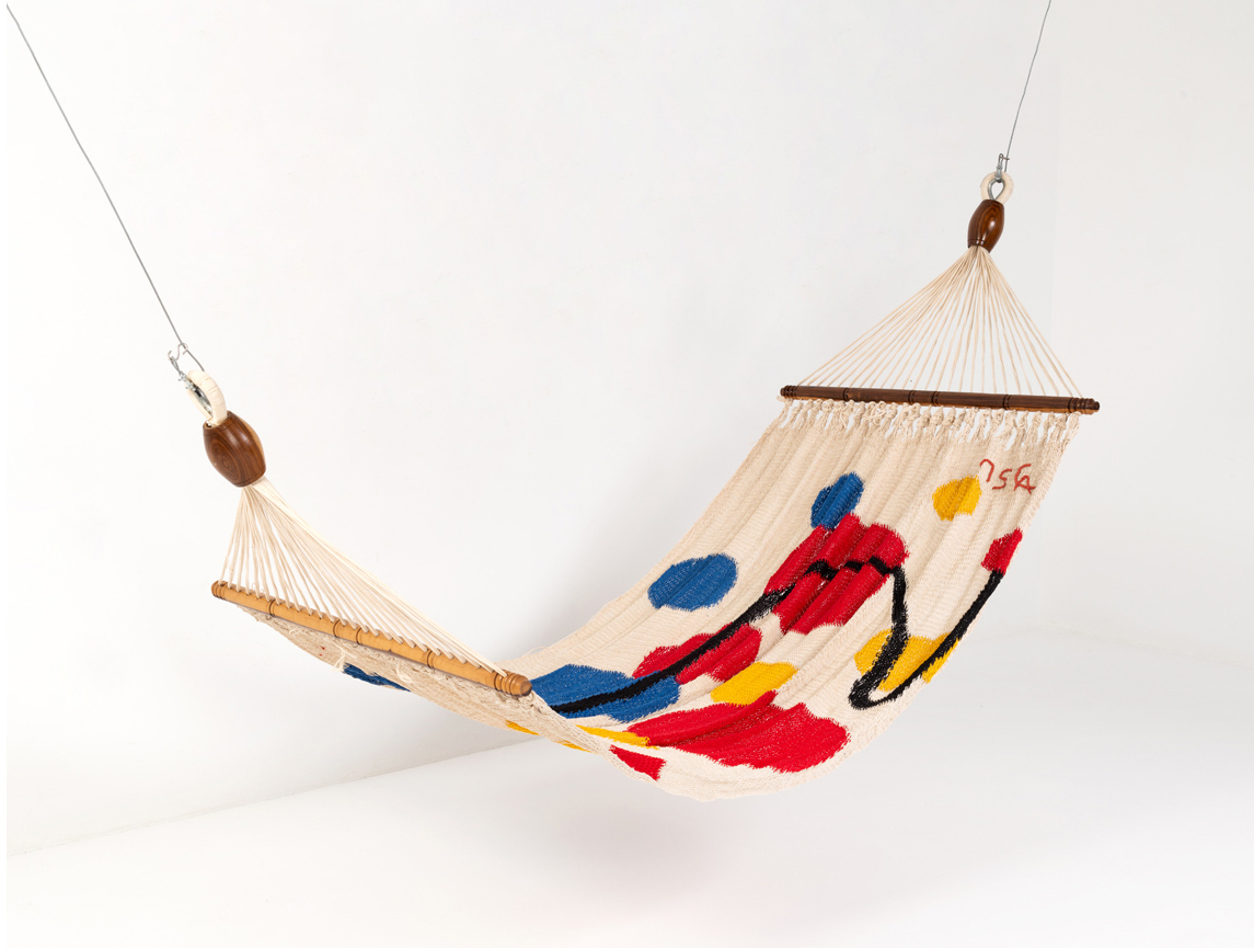 Alexander Calder (1898-1976) Hamac soft sculpture Chanvre et bois Monogramm&eacute; 'CA 75' et num&eacute;rot&eacute; 28 &Eacute;tiquette 'HAMMOCK SOFT SCULPTURE, ALEXANDER CALDER, 1975' Mod&egrave;le cr&eacute;&eacute; en 1975 112,5 &times; 346 cm