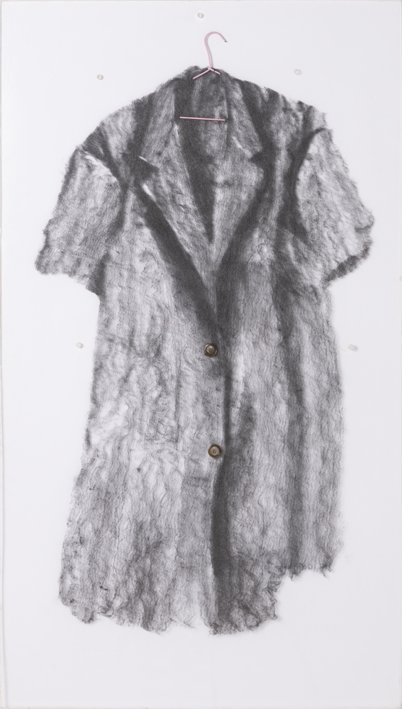 Pavlos (Pavlos Dionyssopoulos, dit) (1930-2019) Robe sur cintre avec boutons, circa 1970 Jex, morceau de cintre et boutons fixés entre deux plaques de Plexiglas 145×82cm Provenance : Atelier de l'artiste Un certificat d'authenticité des ayants droit de l'artiste sera remis à l'acquéreur. Estimation : 7000 / 10000 €