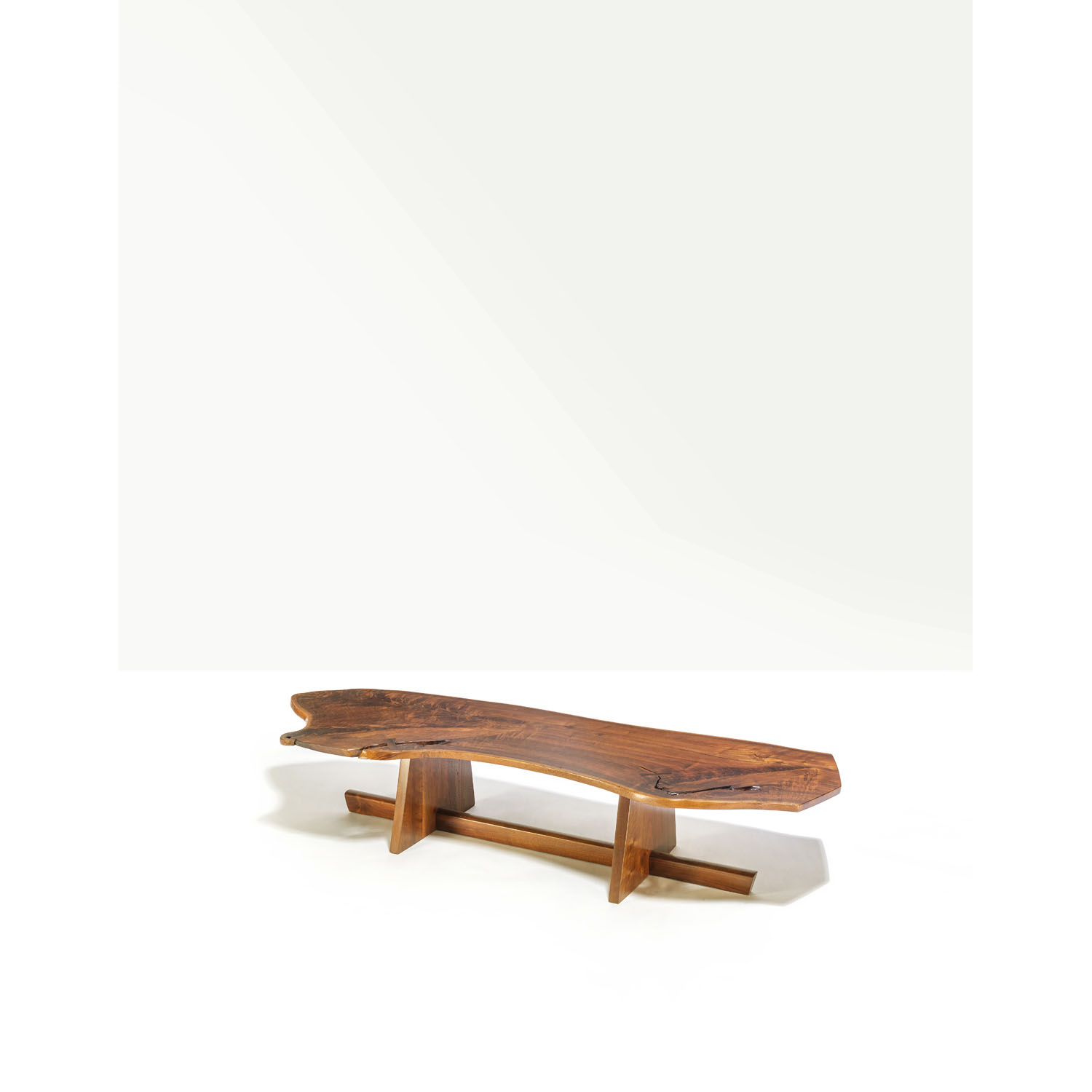 George Nakashima (1905-1990) Minguren I - Commande spéciale Estimation : 30000 / 40000 € George Nakashima (1905-1990) Minguren I - Commande spéciale Table basse Noyer Date de création : 1980 H 38×L 195,5×P 63,5 cm Bibliographie : - Nakashima George, 'The Soul of a Tree, A Woodworker's Reflections, Kodansha International, Tokyo, 1981, modèles similaires reproduits pp. 156-57, 173 et 182