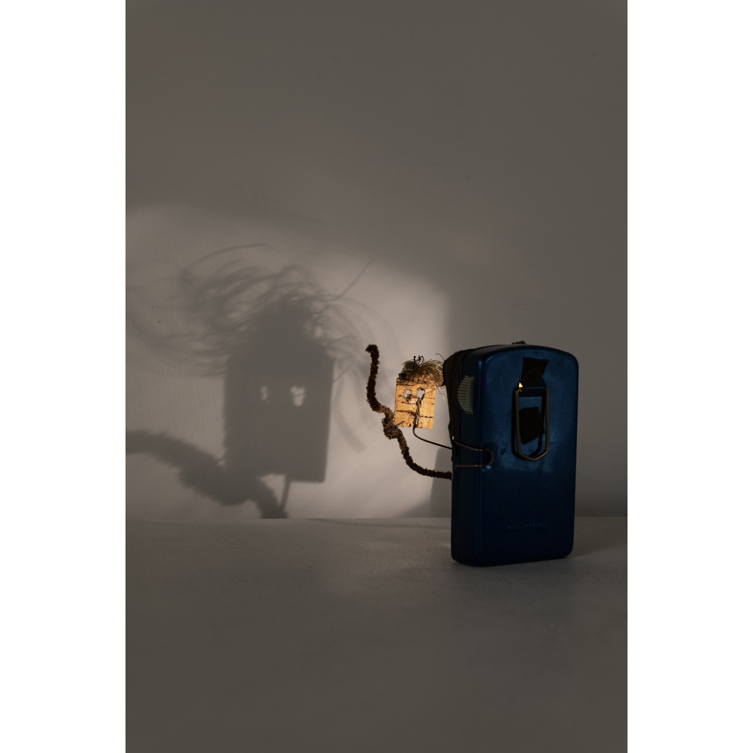 Christian Boltanski (1944-2021) Les Ombres, 1988 Lampe de poche, fils de fer, ficelle et figurine en liège Non signé 11 x 11 x 7 cm Provenance : - Atelier de l'artiste - Jacques Ohayon - Absalon - Acquis directement auprès de ce dernier par l'actuel propriétaire - Collection A.M., Paris