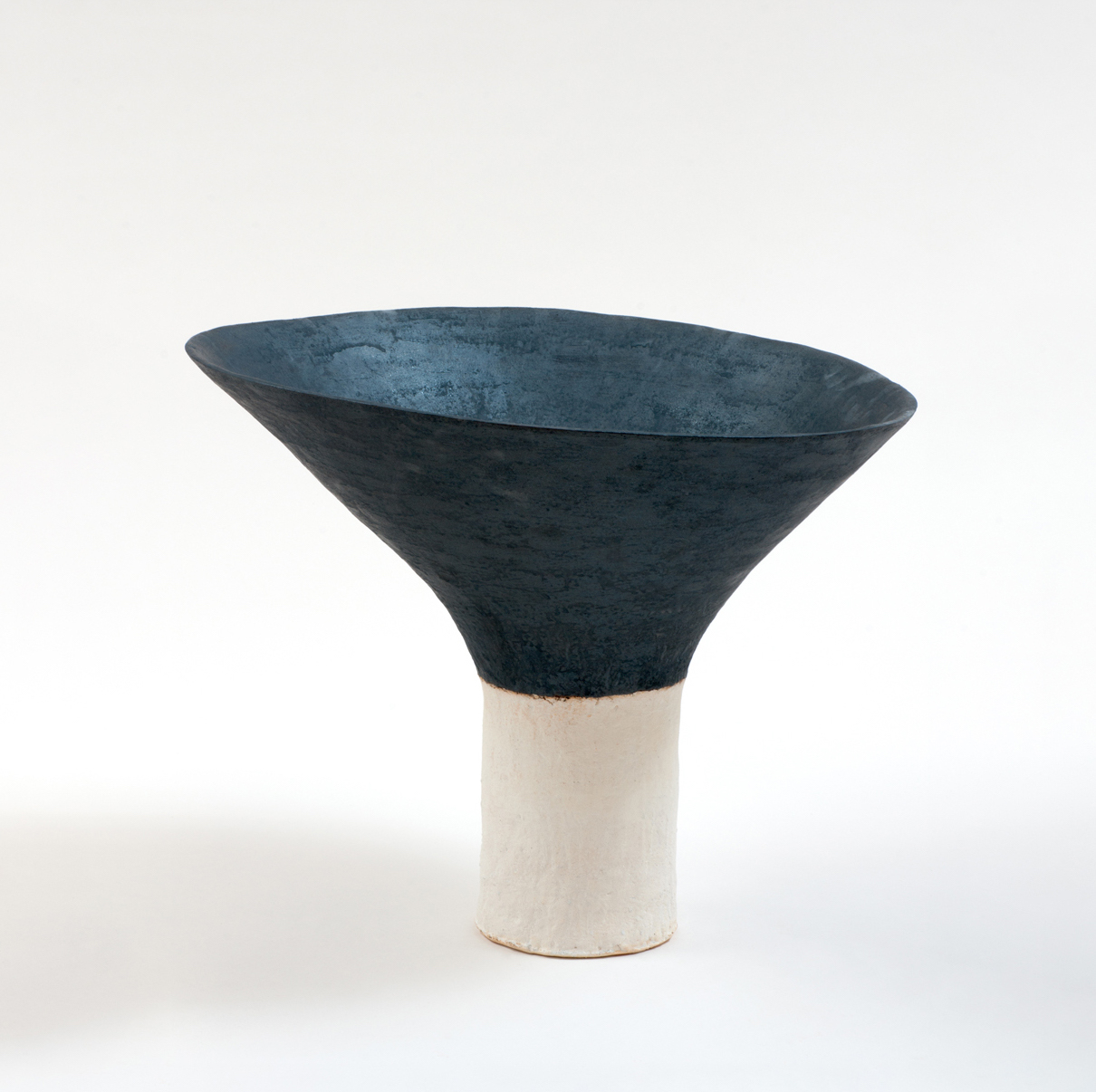 Shizue Imai (n&eacute;e en 1948) Trumpet - Pi&egrave;ce unique Vase sculptural C&eacute;ramique &eacute;maill&eacute;e Sign&eacute; Mod&egrave;le cr&eacute;&eacute; en 2016 H 57 &times; &Oslash; 61 cm