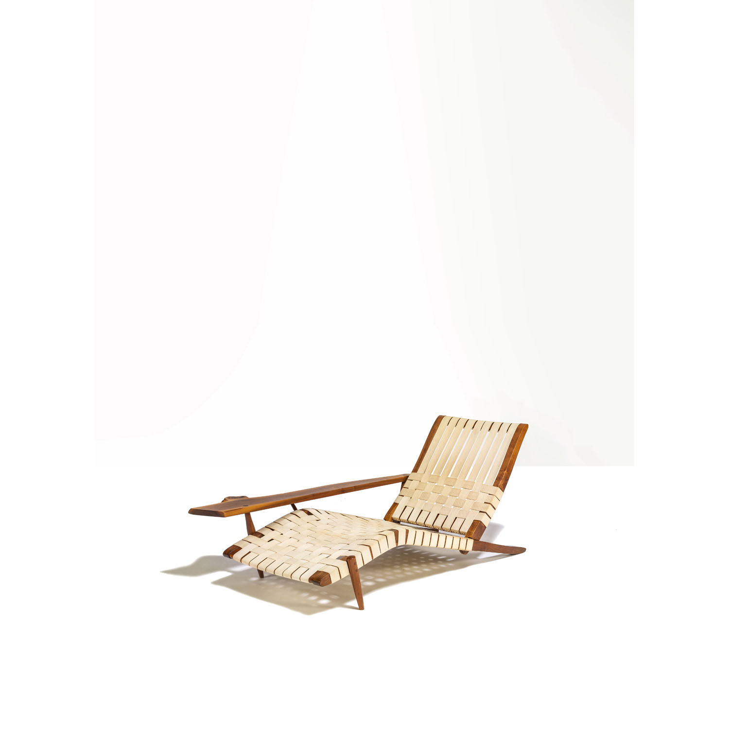 George Nakashima (1905-1990) Chaise longue - Commande spéciale Estimation : 35000 / 45000 € George Nakashima (1905-1990)  Chaise longue - Commande spéciale  Noyer et coton  Date de création : 1966  H 79×L 162,5×P 91 cm  Bibliographie : Hiroshi Ogawa, 'The soul of a tree: George Nakashima', Toyama: The Museum of Modern Art, 1993, modèle similaire reproduit p. 39  Provenance: Mr. Joe Alexander Huntsville, Alabama, USA  Une copie des documents d'achat d'origine pourra être remise à l'acquéreur