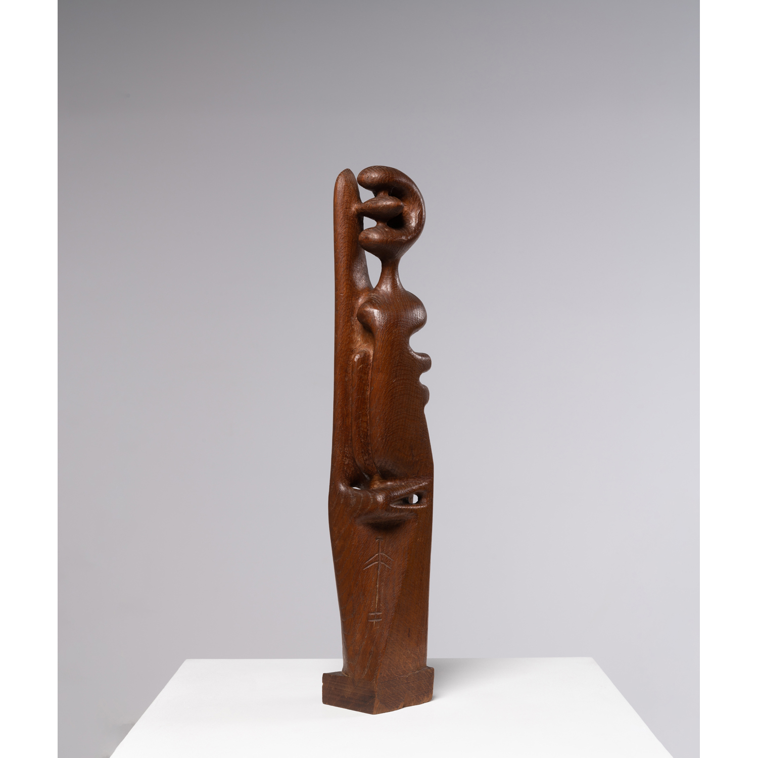 Agust&iacute;n C&aacute;rdenas (1927-2001) La vierge &agrave; l'enfant, 1956 Bois sculpt&eacute; Sign&eacute; du monogramme et dat&eacute; &agrave; la base 67 x 10 x 10 cm Provenance : - Atelier de l'artiste - Acquis aupr&egrave;s de ce dernier par le p&egrave;re de l'actuel propri&eacute;taire - Transmis par descendance familiale - Collection particuli&egrave;re, Paris Nous remercions Monsieur Timour C&aacute;rdenas de nous avoir confirm&eacute; l'authenticit&eacute; de cette oeuvre
