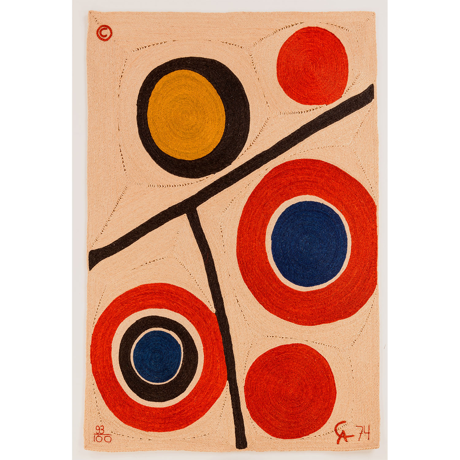  Alexander Calder (1898-1976) Floating circles - N° 93/100 Estimation : 10000 / 12000 € Alexander Calder (1898-1976)  Floating circles - N° 93/100  Tapisserie  Jute  Numérotée '93/100', datée '74' et signée 'CA'  Date de création : 1974  215×145 cm