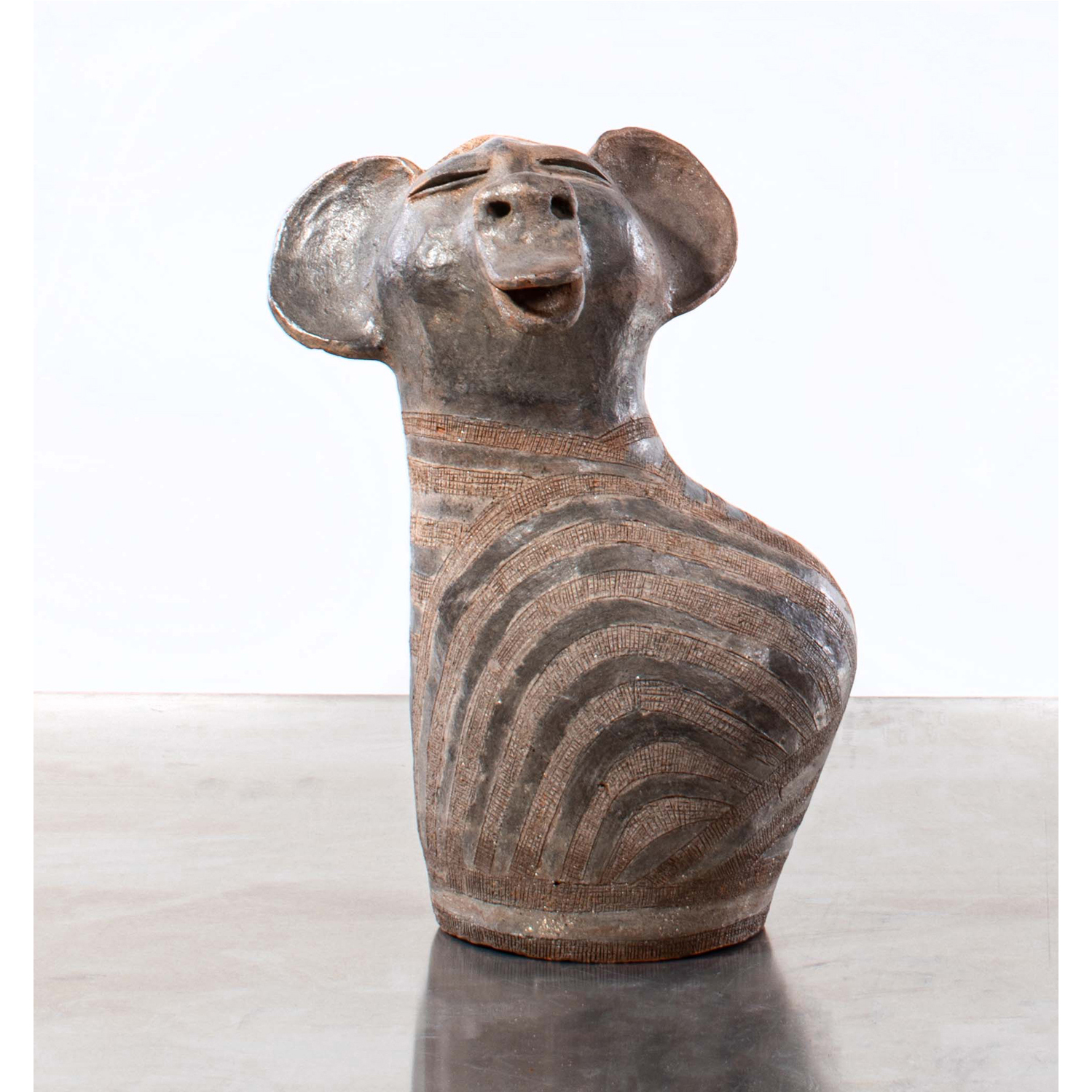 Reinata Sadimba (née en 1945, Mozambique) Sans titre, circa 2000 (lot 185) Graphite sur céramique 35 x 19 x 21 cm Estimation : 2520 / 3780 €