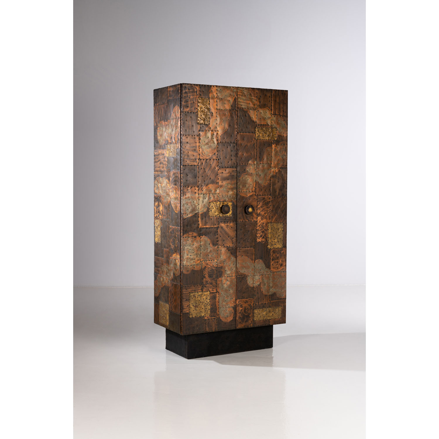 Paul Evans (1931-1987) Cabinet Estimation : 15000 / 20000 € Paul Evans (1931-1987)  Cabinet  Acier patiné et émaillé, bronze, cuivre, étain et  bois  Date de création : vers 1970  H 203×L 92×P 51 cm