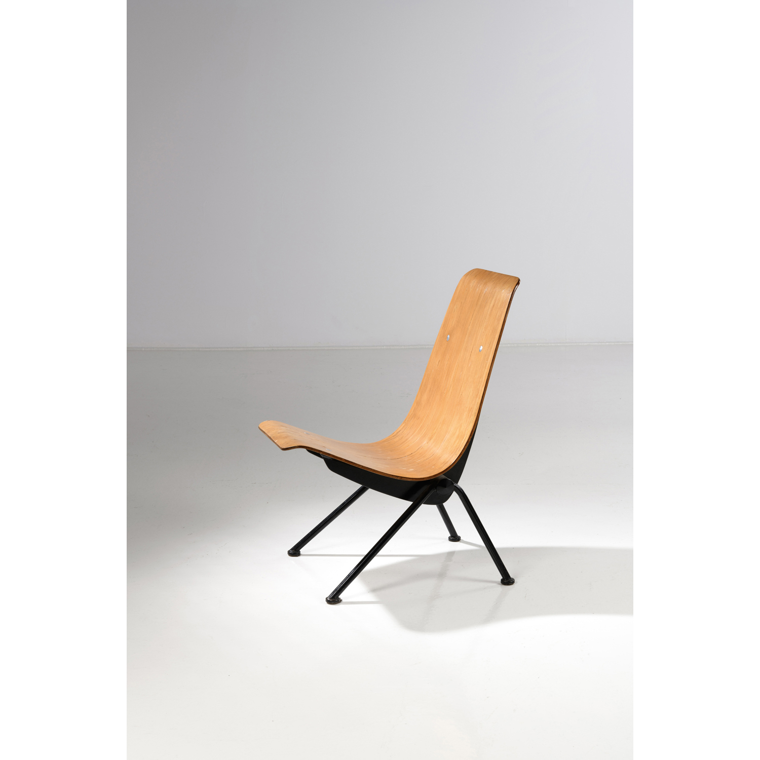 Jean Prouvé (1901-1984) Chair n°356, 'Antony' Estimation : 15000 / 20000 € Jean Prouvé (1901-1984) Chair n°356, 'Antony' Sheet metal and lacquered steel tube and molded plywood Steph Simon edition Creation date: 1954 H 88 × L 50 × P 56cm Bibliography: - Jean Prouvé, L. & P. Seguin, Galerie Patrick Seguin, 2017, similar models pp. 130-135 and 137 - Jean Prouvé, Oeuvre complète, Vol. 3: 1944-1954, P. Sulzer, Birkhäuser, 2005, model referenced under n°1243, p. 272