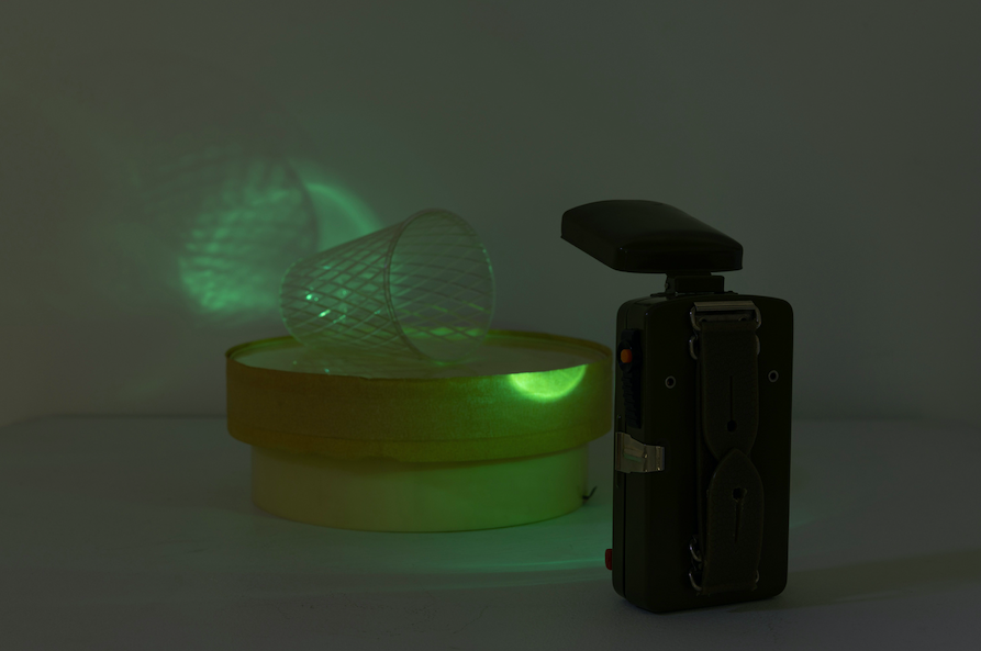 Peter Fischli ( né en 1952) et David Weiss (1946-2012) Son et Lumière, (le Rayon vert), 1990 Projection d'objet cinétique incluant un plateau tournant, une lampe de poche militaire ( lumière verte et rouge), 2 gobelets en plastique ondulé Signé, daté numéroté sur la base au dos: "12/24" Edition de 24 exemplaires 40 x 80 x 50 cm (dimensions variables)