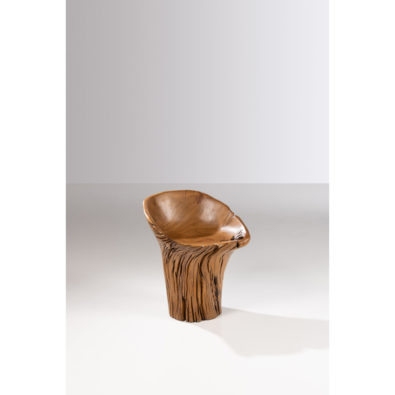 Hugo Fran&ccedil;a (n&eacute; en 1954) Guasca - Pi&egrave;ce unique Estimation : 8000 / 12000 &euro; Hugo Fran&ccedil;a (n&eacute; en 1954)  Guasca - Pi&egrave;ce unique  Tabouret  Bois de pequi  Sign&eacute; Hugo Fran&ccedil;a  Date de cr&eacute;ation: 2016  H 60&times;L 51 &times;P 50cm