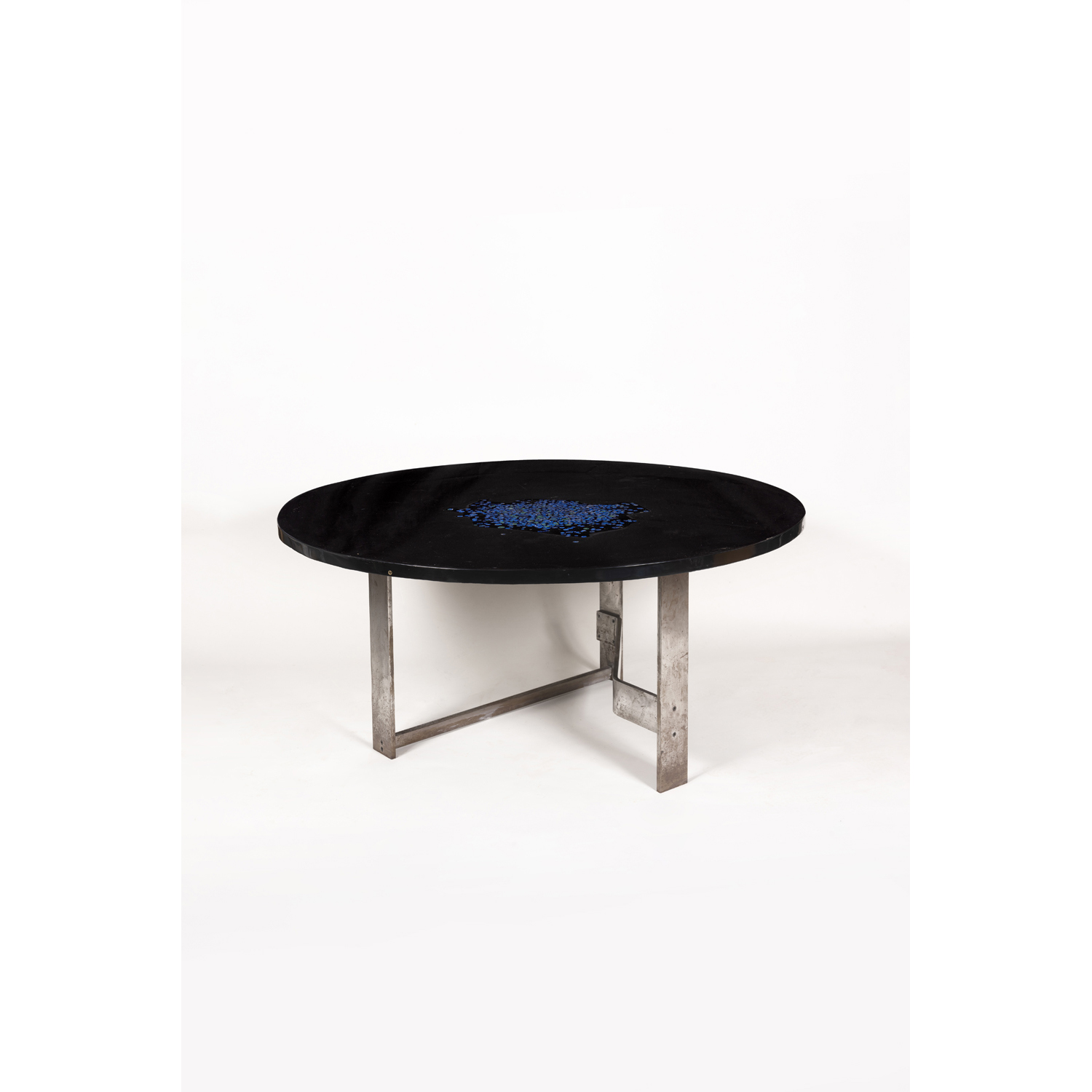 Ado Chale (né en 1928) Table Métal, résine et azurite Signée 'Chale' Modèle créé dans les années 1960 H 71,5 × Ø 150 cm Provenance : Résidence de l'architecte Victor Demeester. Un certificat d'authenticité pourra être remis à l'acquéreur.