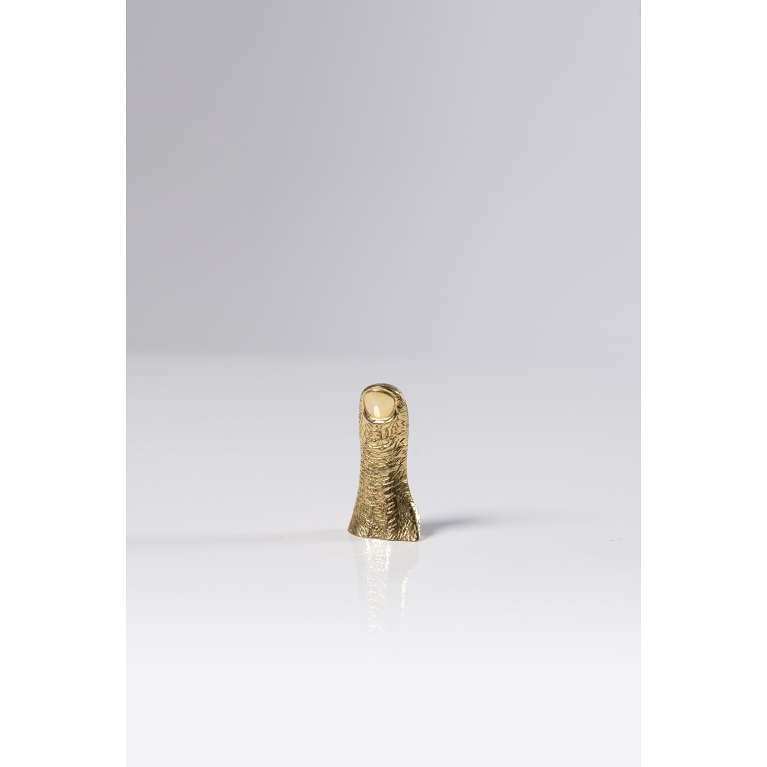 César (César Baldaccini, dit) (1921-1998) Sculpture brocher en or jaune ciselé 18K (750‰) César (César Baldaccini, dit) (1921-1998) Sculpture brocher en or jaune ciselé 18K (750‰) Signé et numéroté au dos "81/100" Edition de 100 exemplaires 4 x 2,5 cm Poids: 16 g. Provenance: Collection particulière, Paris Cette oeuvre est enregistrée dans les Archives de Madame Denyse Durand-Ruel sous le n° 2961