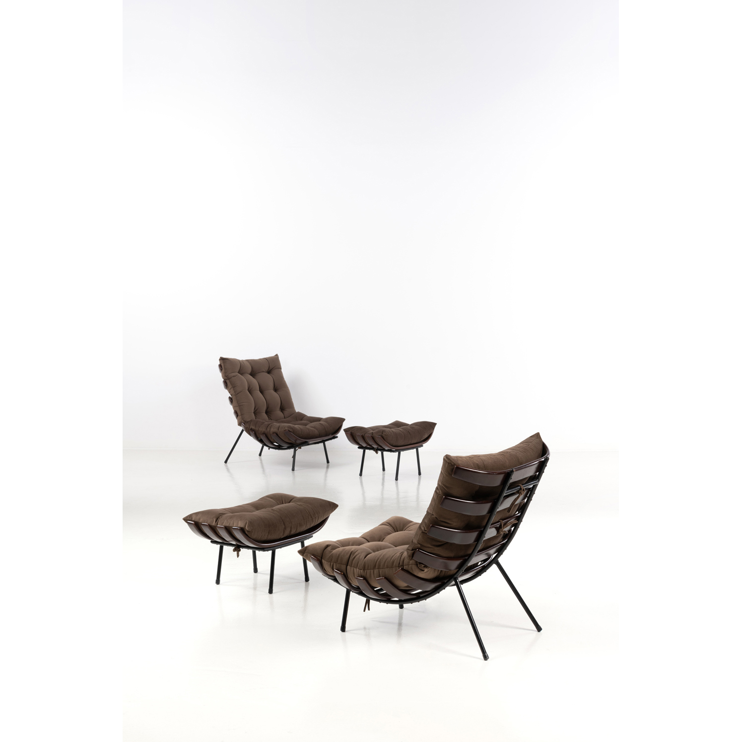 Estimation : 12000 / 18000 &euro; Martin Eisler (1913-1977) & Carlo Hauner  (1927-1997)  Costela  Pair of armchairs and hassocks  Imbuia wood, lacquered metal and fabric  Creation date: circa 1950  Armchairs: H80&times;L75&times;P90cm  Hassocks: H36&times;L73&times;P34cm 