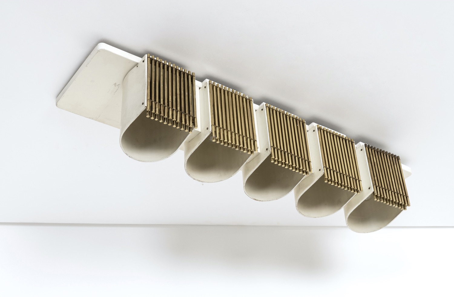 Alvar Aalto (1898-1976) Suspension Estimation : 15000 / 20000 € Alvar Aalto (1898-1976) Suspension Laiton et métal laqué Édition Idman Estampille de l'éditeur Date de création: 1960 H 22 × L 115 × P 31 cm Historique : Commande spéciale pour la salle de conférence de Stora Enso à Helsinki