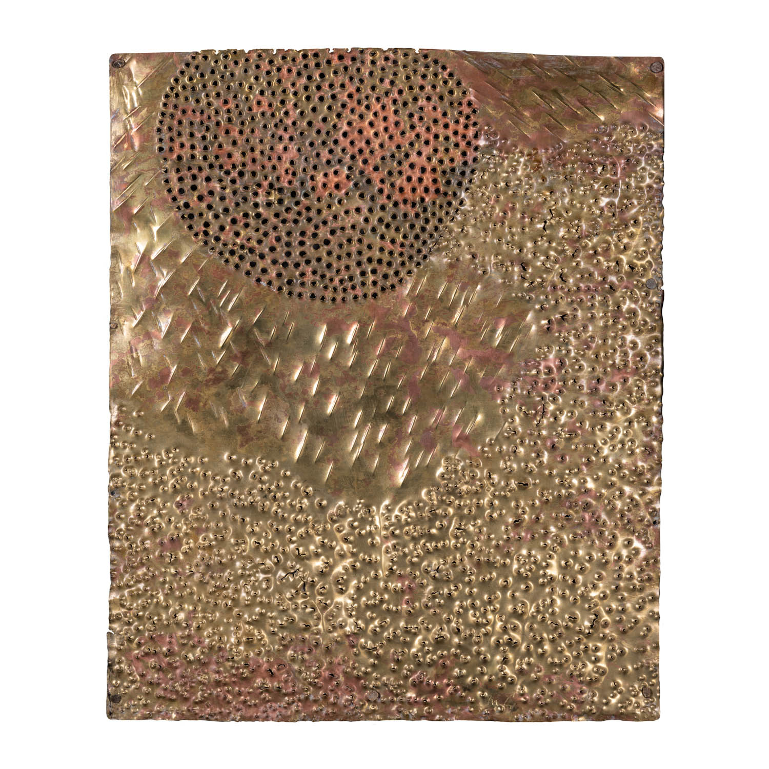 Mathias Goeritz (1915-1990) Sans titre Estimation : 20000 / 30000 € Mathias Goeritz (1915-1990) Sans titre Plaque en métal à la feuille d'or perforée, vissée par 4 clous sur panneau Signé des initiales en bas vers la droite Contresigné et situé au dos sur le panneau 37,3 x 31 cm Provenance : - Atelier de l'artiste