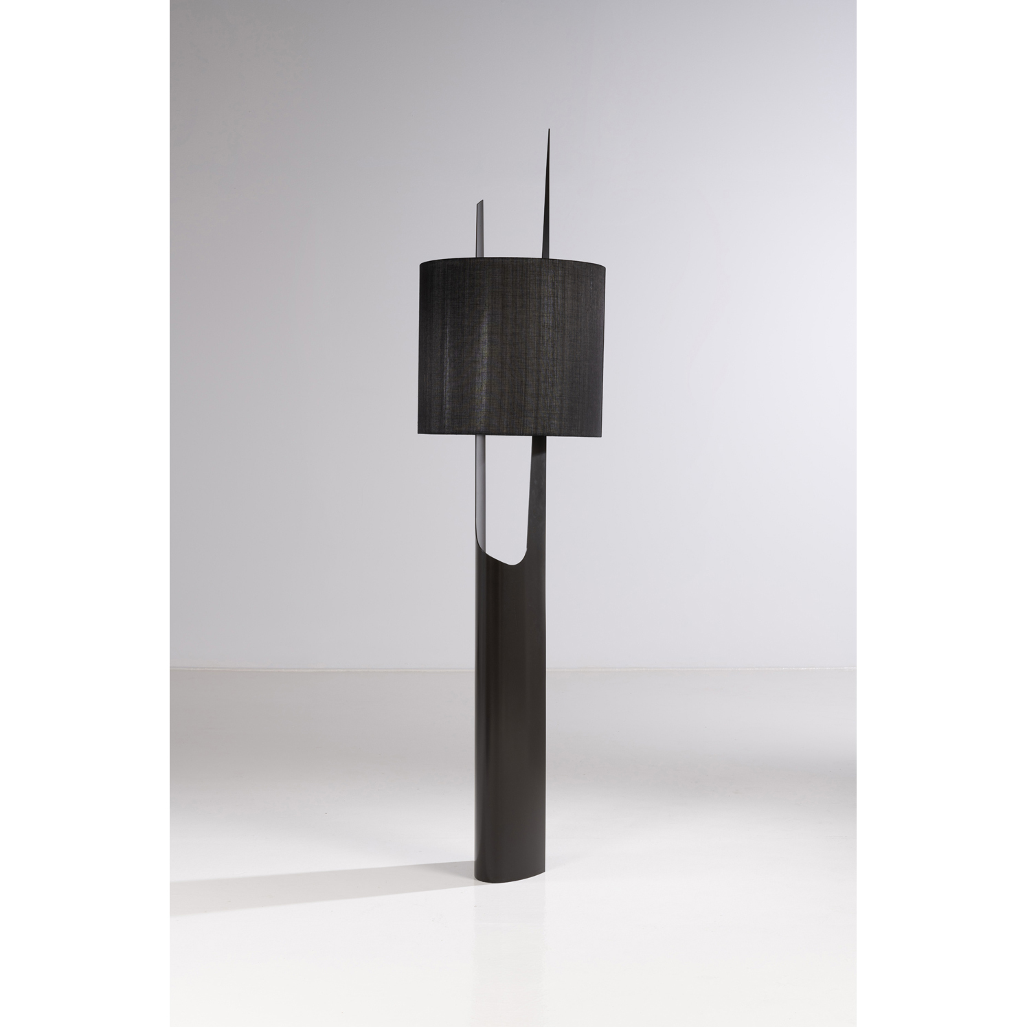  Thierry Lemaire (n&eacute; en 1960) Mod&egrave;le R12 - Prototype Estimation : 7500 / 9500 &euro; Thierry Lemaire (n&eacute; en 1960)  Mod&egrave;le R12 - Prototype  Lampadaire  Laiton patin&eacute; et abaca  Edition Anne Jacquemin Sablon  Date de cr&eacute;ation: 2015  H223&times;L23&times;P21 cm  Diam&egrave;tre de l'abat-jour : 55cm