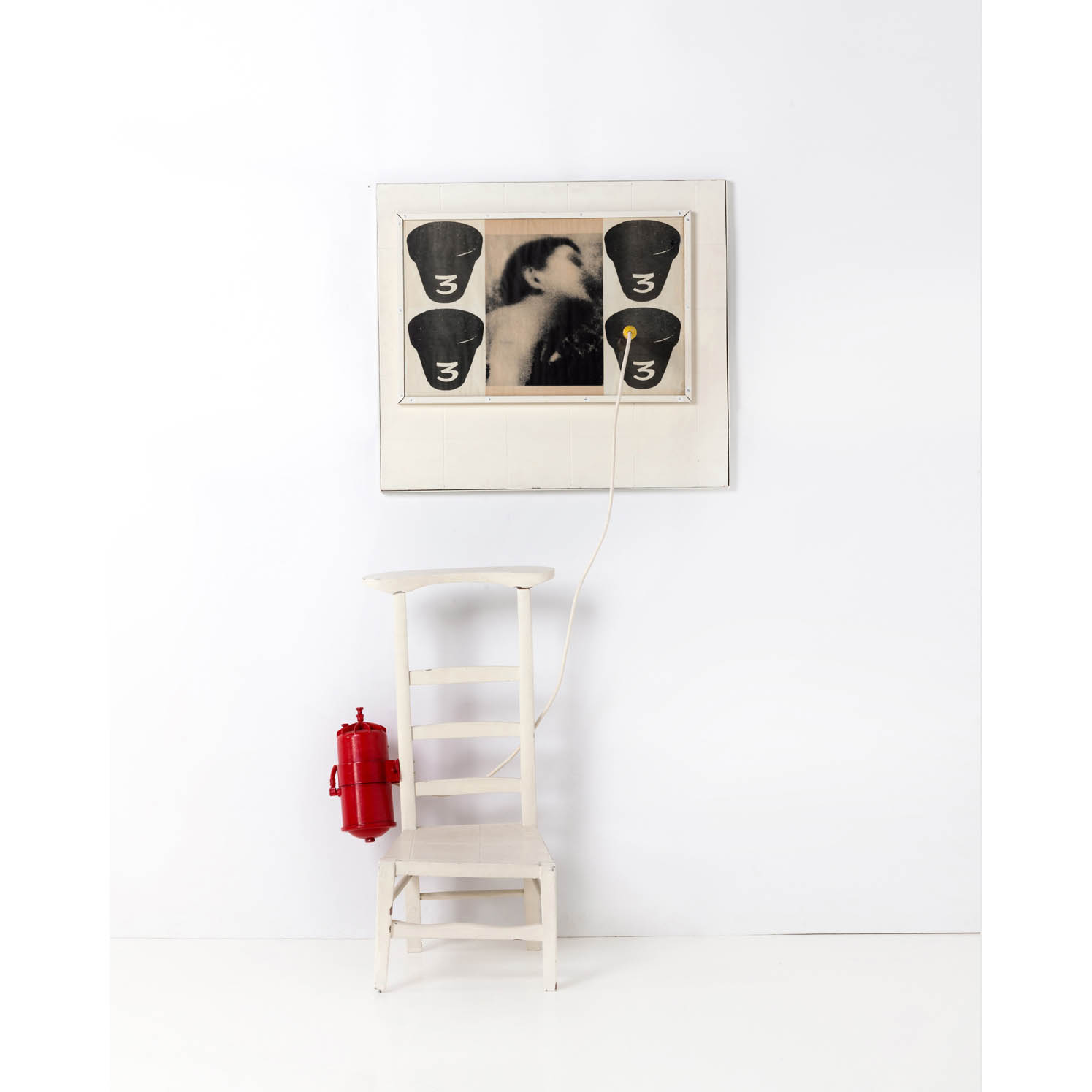  Jean-Pierre Raynaud (né en 1939) Psycho-objet agression C, 1965 Estimation : 30000 / 40000 € ƒ Jean-Pierre Raynaud (né en 1939) Psycho-objet agression C, 1965 Assemblage (panolac, bois, métal, photographie sous plastique, fil électrique, plastic, peinture) Signé et daté au dos 170 x 83 x 54 cm Provenance : - Galerie Jean Larcade, Paris - Galerie Enrico Navarra, Paris - Galerie Daniel Varenne, Genève Expositions : - Paris, Galerie Jean Larcade, "Jean-Pierre Raynaud, Objets et collages", 1965 - Paris, Galerie Enrico Navarra, "Oeuvres choisies III", 1990 - Bordeaux, capc Musée d'Art Contemporain, Jean-Pierre Raynaud, "Psycho-Objets, 1964-68", 1993 - Paris, FIAC, Grand-Palais, Galerie Daniel Varenne, 1997 Bibliographie : - G. Cavalcanti, "Correio da Manhä, 18/X", 1967, reproduit p. 1 - Adam, n°20, III, 1968, p. 92 - A. Jouffroy, "La multiplication des sièges", XXe siècle, panorama 76, Paris, 1976 - Connaissance des Arts, n°458, IV, 1990, p. 25 - Catalogue exposition Galerie Enrico Navarra, Paris, 1990 - Art Press, n°146, IV, p. 81, - Beaux-Arts Magazine, n°78, IV, 1990, reproduit p. 133 - Catalogue exposition capc Musée d'Art contemporain, Bordeaux, 25 juin-5 septembre 1993, reprodtui p. 29 - S. Séo, Wolgan Misool, VIII, 1993, p. 158 - Denyse Durand-Ruel, Jean-Pierre Raynaud, Catalogue Raisonné 1962-1973, Tome 1, Editions du Regard, Paris, 1998, reproduit en couleur sous le n°63, p. 43 Cette oeuvre est enregistrée dans les Archives de Madame Denyse Durand-Ruel sous le n°116.