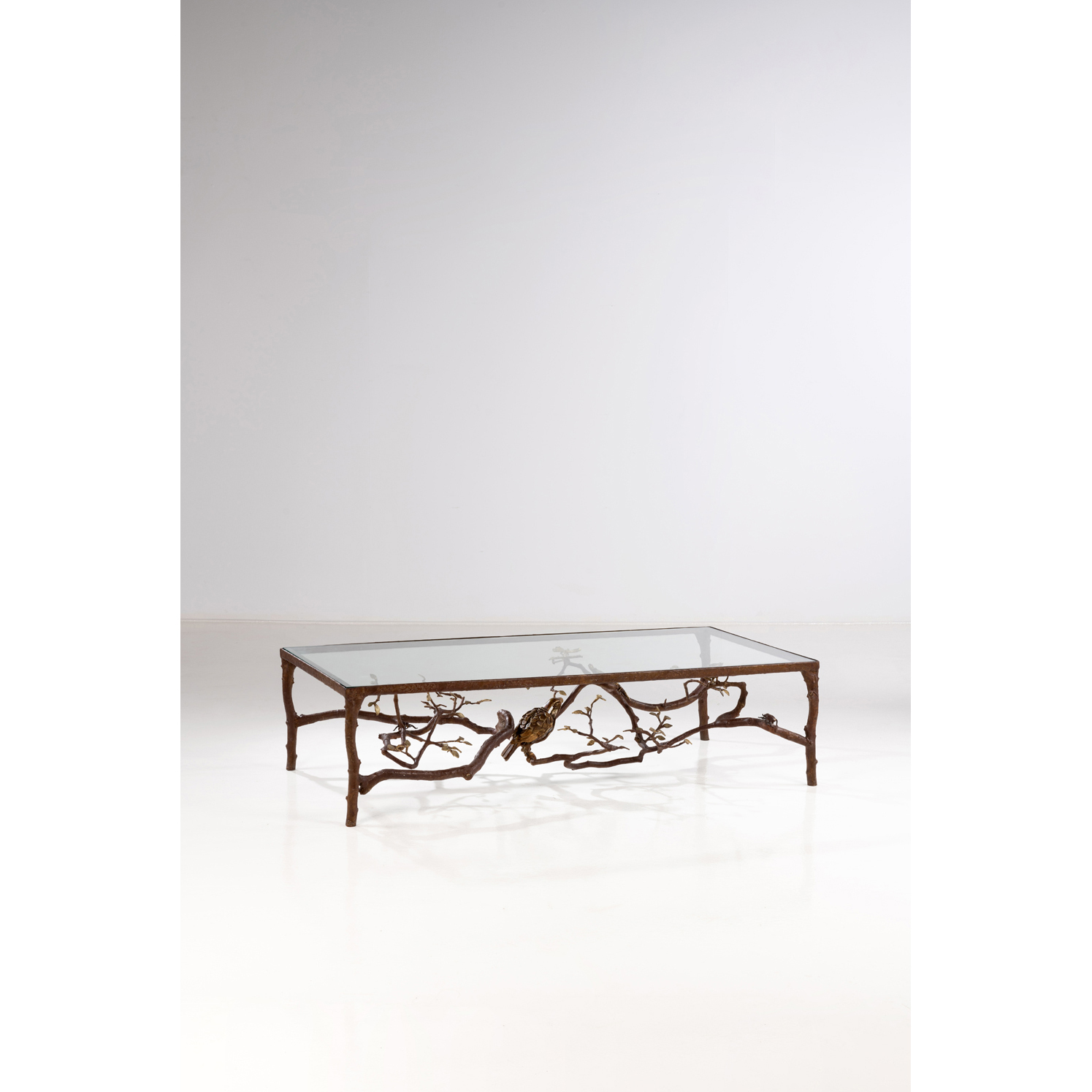 Paula Swinnen (n&eacute;e en 1964) Table aux perroquets - Pi&egrave;ce unique Estimation : 10000 / 15000 &euro; Paula Swinnen (n&eacute;e en 1964)  Table aux perroquets - Pi&egrave;ce unique  Table basse  Bronze patin&eacute;, dor&eacute; et verre  Sign&eacute;e 'Swinnen 2012' sur le pi&egrave;tement  Date de cr&eacute;ation: 2012  H47&times;L178&times;P89cm