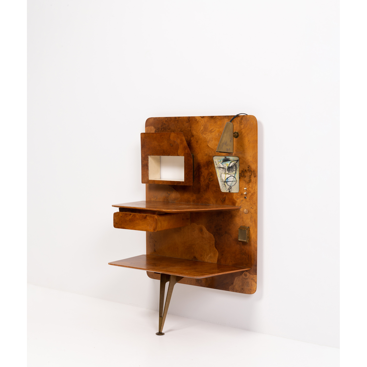 Gio Ponti (1891-1979) Wall-mounted side table Walnut burl, brass and glass Edited by Nordiska Kompaniet Manufactured by Giordano Chiesa (inscribed 'Arredamenti Chiesa' on the back) Model created in 1953 H 108 × L 70 × P 38,5 cm