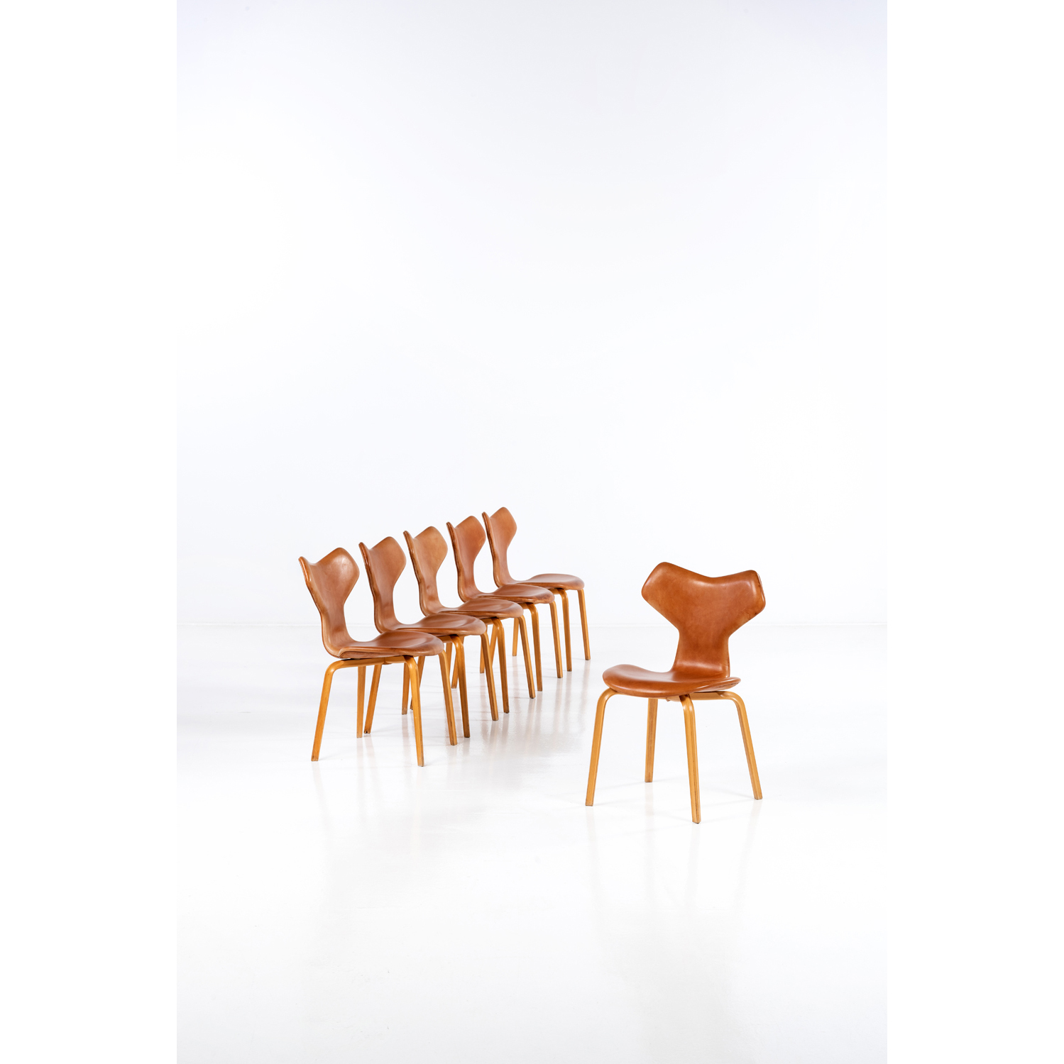 Lot 243 - Arne Jacobsen (1902-1971) Mod&egrave;le 4130 Grand Prix, Suite de six chaises