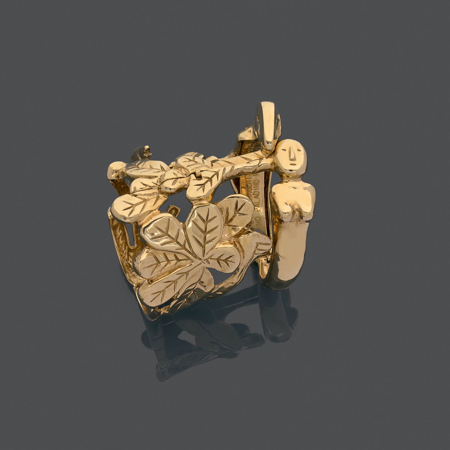 Mimmo PALADINO (né en 1948) 1986 Grand bracelet manchette en argent doré (925‰) Estimation : 5000 / 7000 €