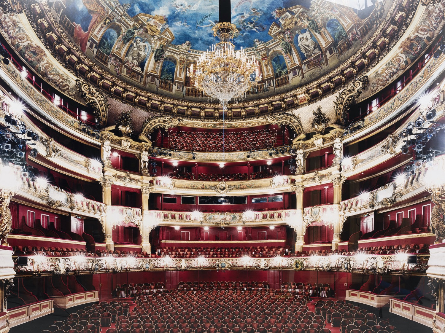 Candida Höfer (née en 1944) Théatre de la Monnaie / Koninklijke Muntschouwburg, 2006 Tirage chromogénique Signé, titré et numéroté au dos:"1/6" 178 x 234 cm Edition de 6 exemplaires Provenance: - Patrick de Brock Gallery, Knokke le Zoute - Collection particulière, Bruxelles Exposition: Knokke le Zoute, Patrick de Brock Gallery, "Candida Höfer : Brussels Series", 03 Août — 1