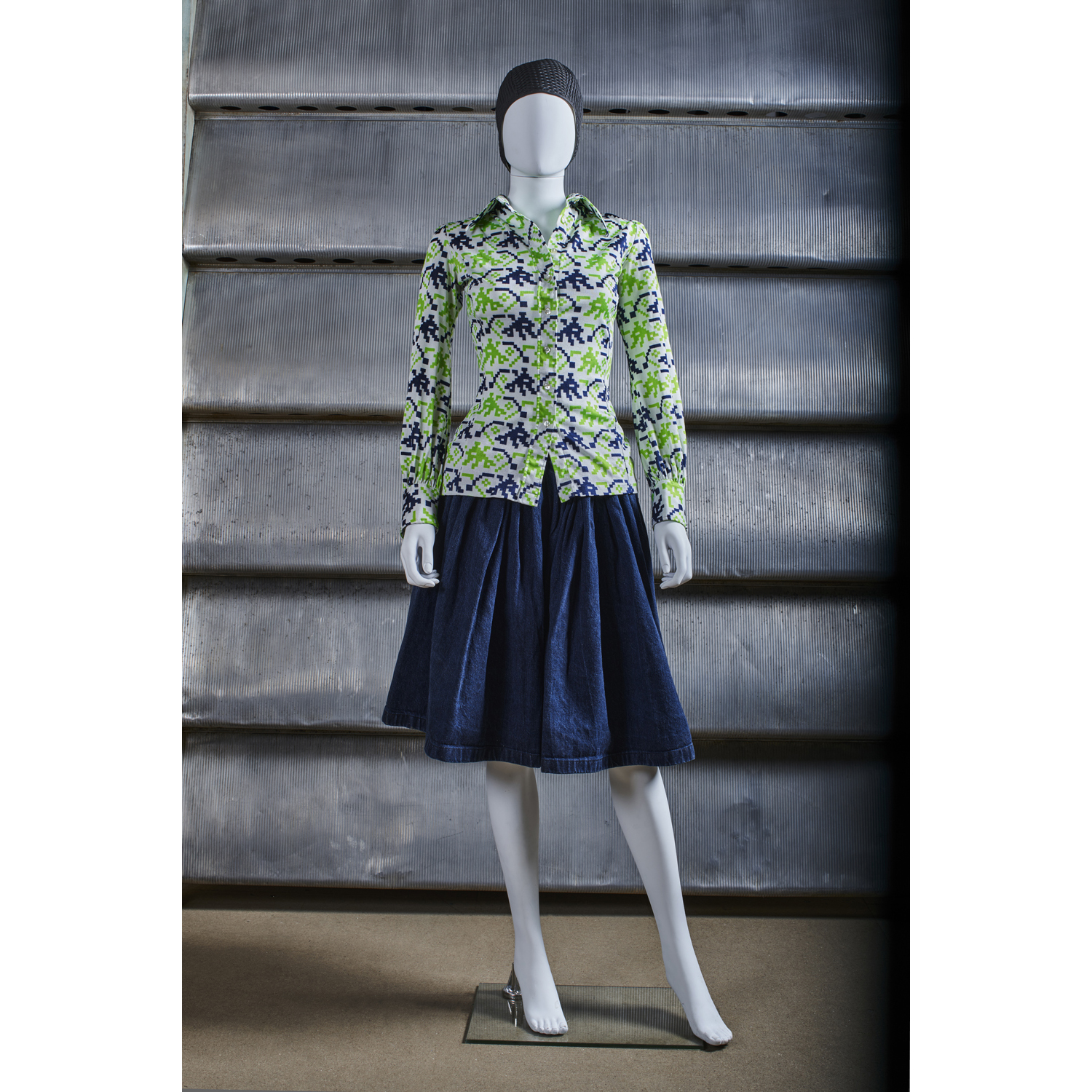 XULY BËT Early 1990s CHEMISIER recyclé en jersey nylon imprimé à décor géométrique imprimé au dos "FUNKIN" FASHION FACTORY 100% RECYCLED" Env. T. S Manque un bouton sur chaque poignet Iconographie : droits réservés