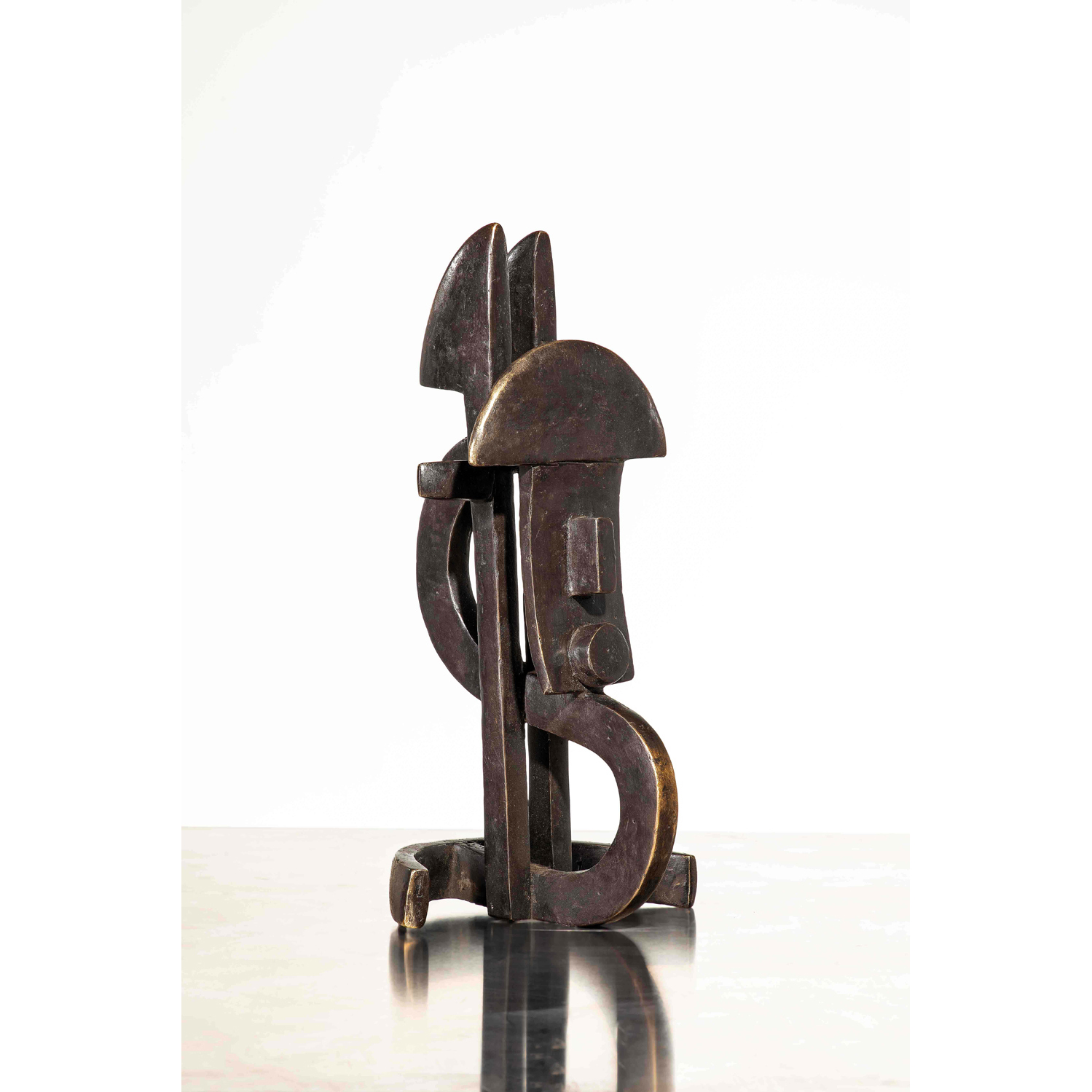 Abou Traor&eacute; (n&eacute; en 1960, Burkina Faso)   Sya Demb&eacute;   Bronze &agrave; la cire perdue  45 x 25 x 21 cm  Estimation : 3780 / 5670 &euro; 