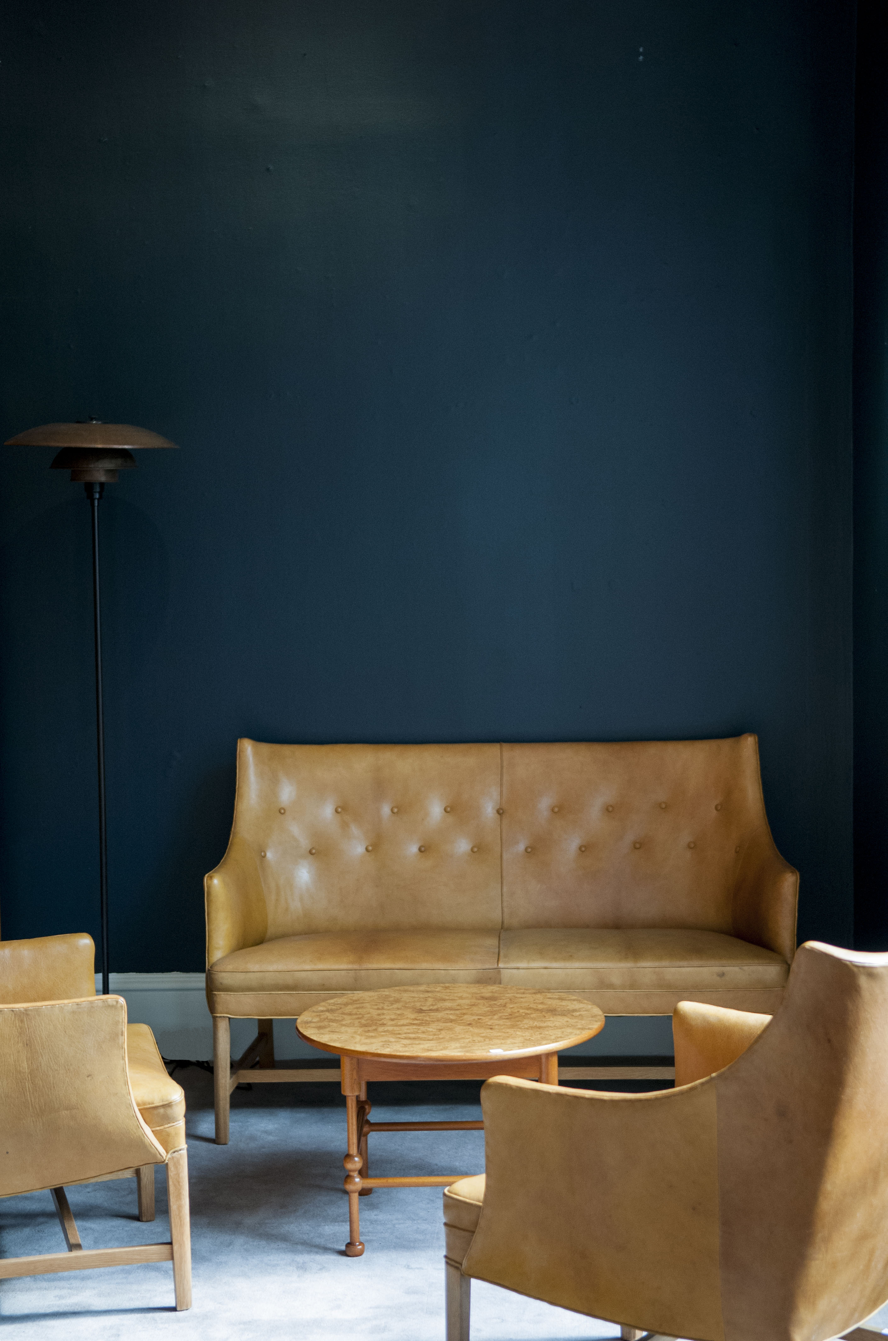 Frits Henningsen (1885-1965) Sofa Estimation : 5000 / 7000 &euro; Frits Henningsen (1885-1965)  Sofa  Wood and leather  Frits Hennningsen edition  Creation date: circa 1930  H 82&times;L 130&times;P 60 cm 