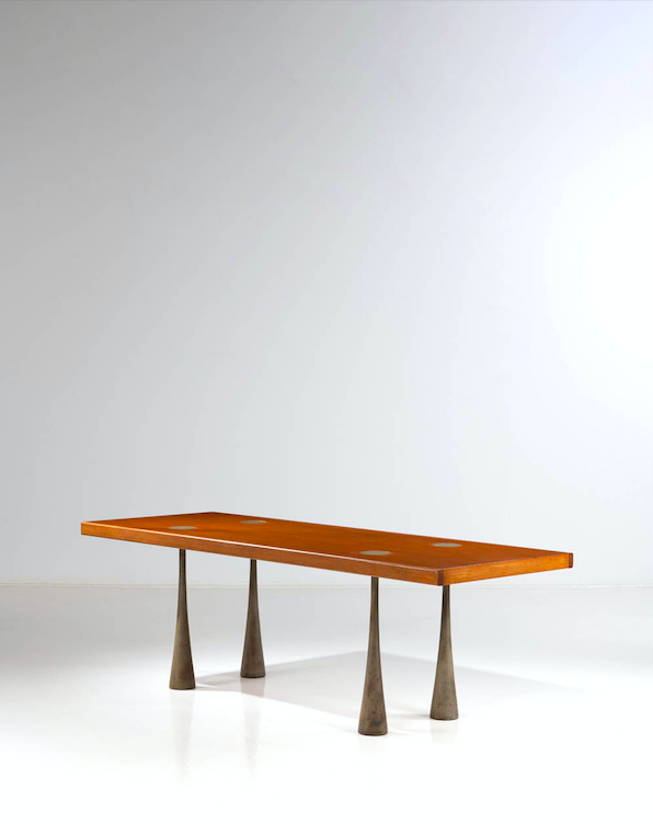 Angelo Mangiarotti (1921-2012) Table de salle à manger Estimation : 10000 / 15000 € Angelo Mangiarotti (1921-2012)  Table de salle à manger  Bronze, métal et noyer  Edition la Sorgente dei Mobili  Date de création : 1973  H 72 × L 220 × P 79,5 cm  Bibliographie : Casa Amica, 17 Avril 1973, p.73