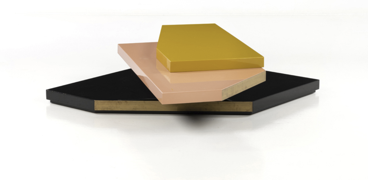 Estimation : 3000 / 4000 &euro; Dimoregallery (fond&eacute;e en2003)  Tavolo Basso 066  Collection Progetto Non Finito  Table basse  M&eacute;tal peint, bois laqu&eacute; et laiton oxyd&eacute;  Date de cr&eacute;ation: 2014 H42&times;L198&times;P122cm (variable)  Provenance: Commande sp&eacute;ciale pour un salon de mode &agrave; Milan, Italie