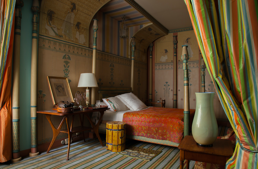 French production (19th c.) "Return from Egypt" type decor, circa 1890-1900 Set of: - important wood panelling - four-poster bed - thirteen columns - two wall lamps Sculpted and painted wood Adapted in its dimensions, composed partly of ancient elements with some elements more recent. Precise dimensions can be provided upon request