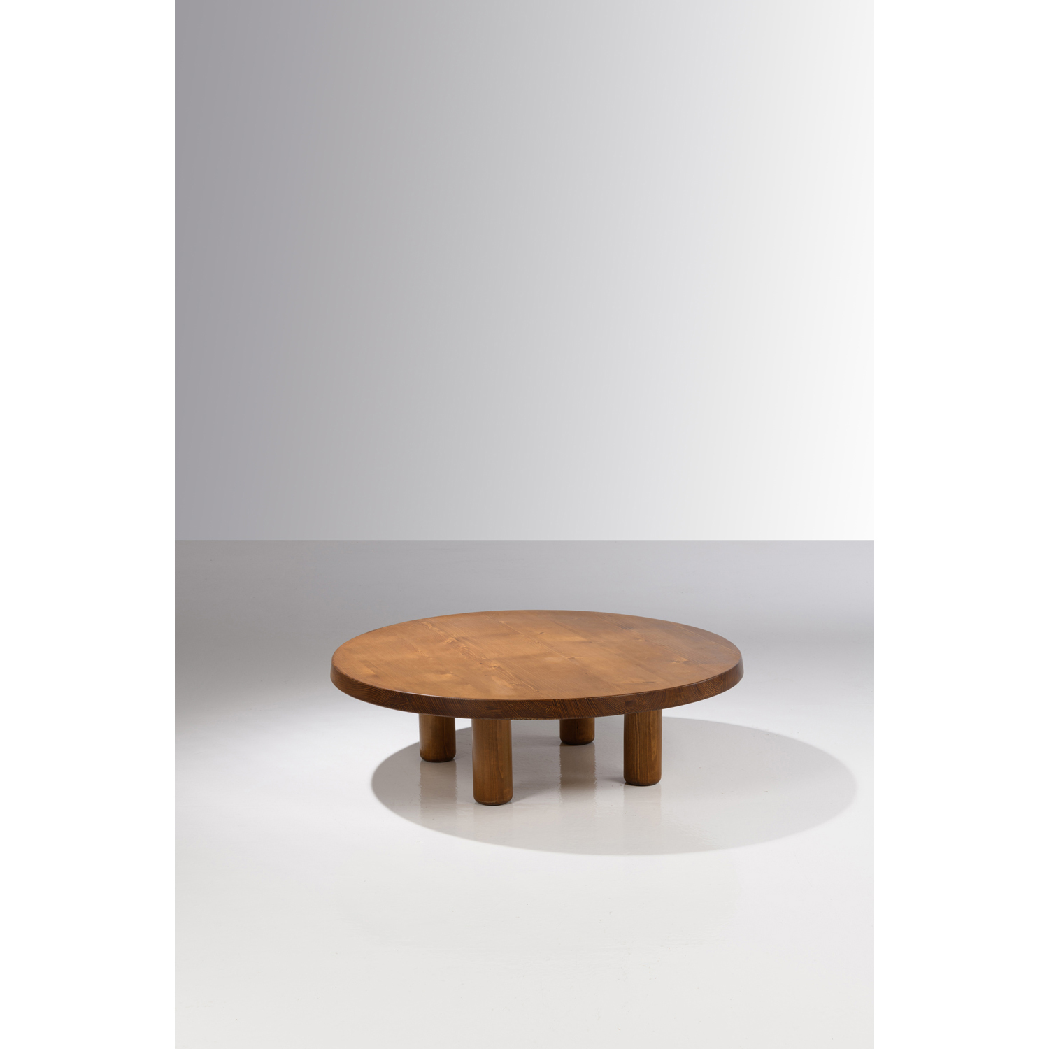 Charlotte Perriand (1903-1999) Table basse Estimation : 5000 / 7000 &euro; Charlotte Perriand (1903-1999)  Table basse  Pin  Date de cr&eacute;ation: 1967-1969  H 32&times;&Oslash; 105cm  Provenance : r&eacute;sidences de la station de ski Les  Arcs 1600