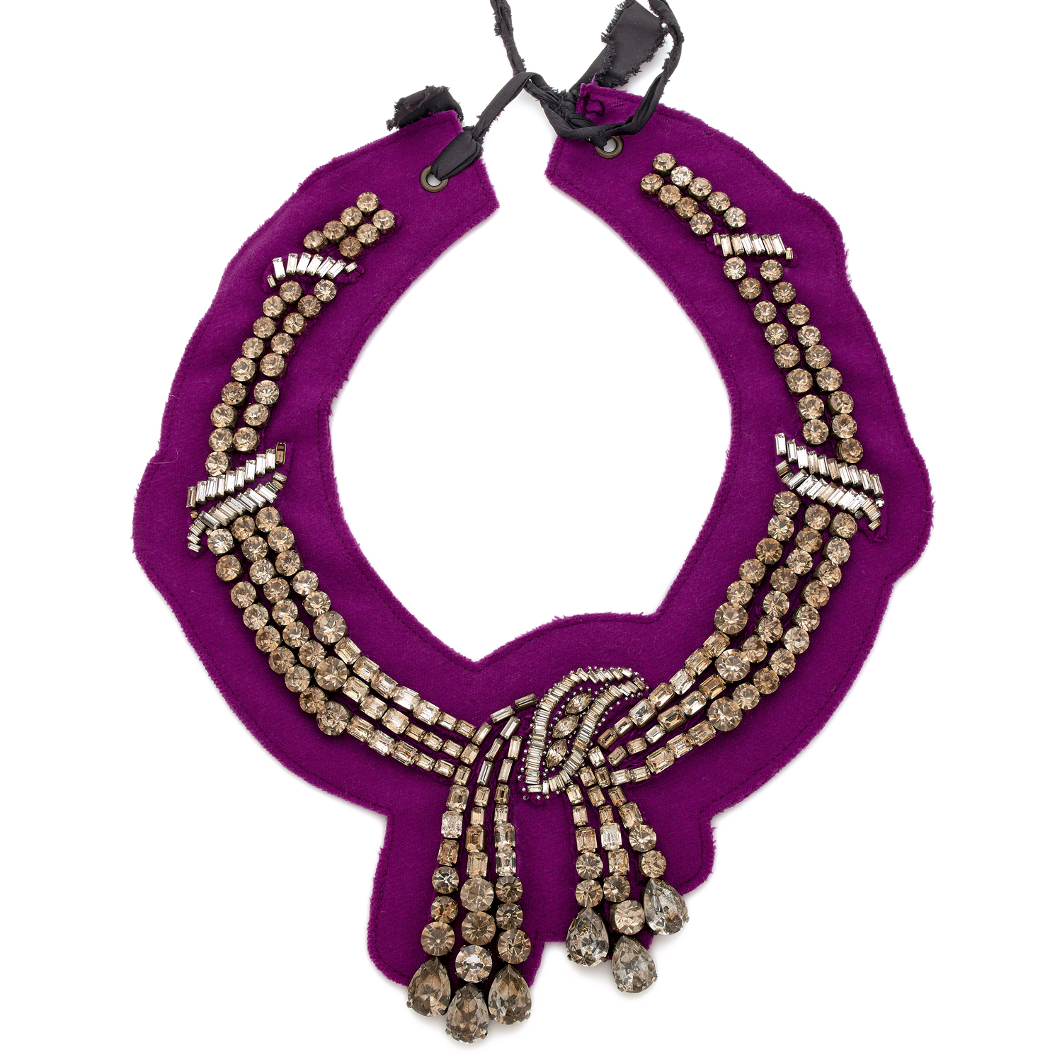 LANVIN, Paris par Elie TOP Hiver 2007 Collier plastron en laine violette rehaussée de strass, cordon de soie noire Signé "Lanvin Hiver 2007" Diamètre intérieur environ: 13,5 cm Etiquette et boîte d'origine, état neuf.