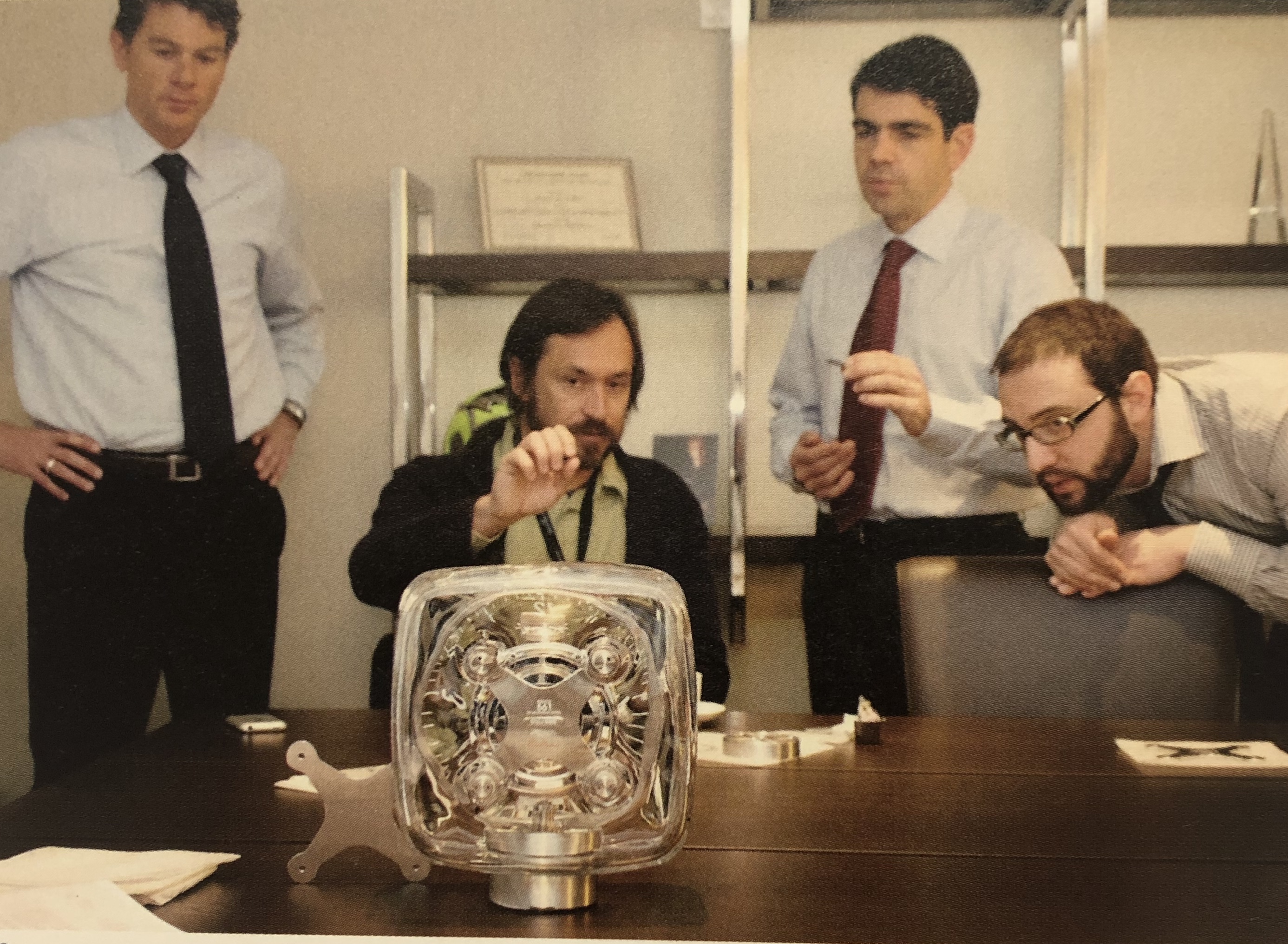 JAEGER-LECOULTRE ATMOS 561 Edition Marc Newson 80th Anniversary ref. 5165107, no. 445. Skeleton Baccarat crystal and steel table clock. Graduated lacquered glass, Arabic numerals, blued steel hands. Moon phase and month indication on rotating discs. Jaeger-Lecoultre perpetual movement calibre 561. Diameter: 28 x 27 cm Copy numbered on 445/888. Sold with its Camel leather protective case, user manual, warranty and box. Bibliography : Alison Castle, Marc Newson: Works, Taschen, 2012, pages 358 to 364. CONDITION REPORT : Very good overall condition Please note that the movement has not been checked for timekeeping accuracy and Piasa will not be held responsible for any repairs should they be required.