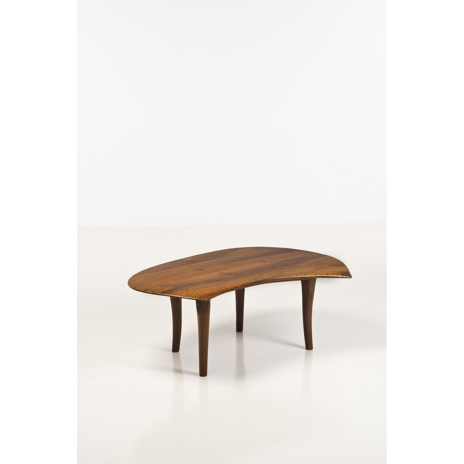 Wharton Harris Esherick (1887-1970) Table basse - Pièce unique Bois de cerisier Signée 'W.E.' et datée '1970' Modèle créé en 1970 H 46 × L 125 × P 87 cm Bibliographie : M. Bascom, Wharton Esherick, The Journey of a Creative, Ed. Abrams, 2010, modèle similaire reproduit p. 216 et 234