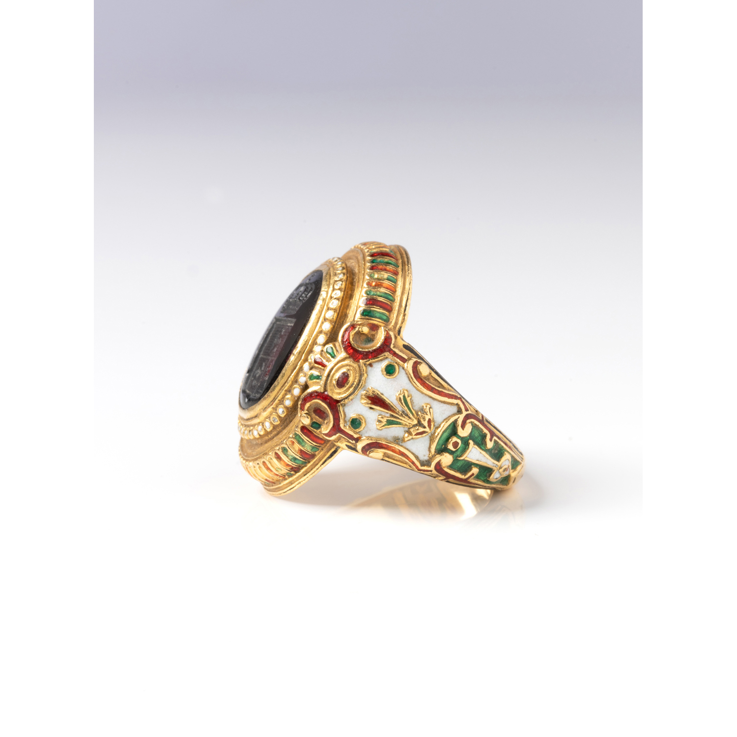 Caroline MURAT Bague chevalière en or ornée d’un grenat ovale