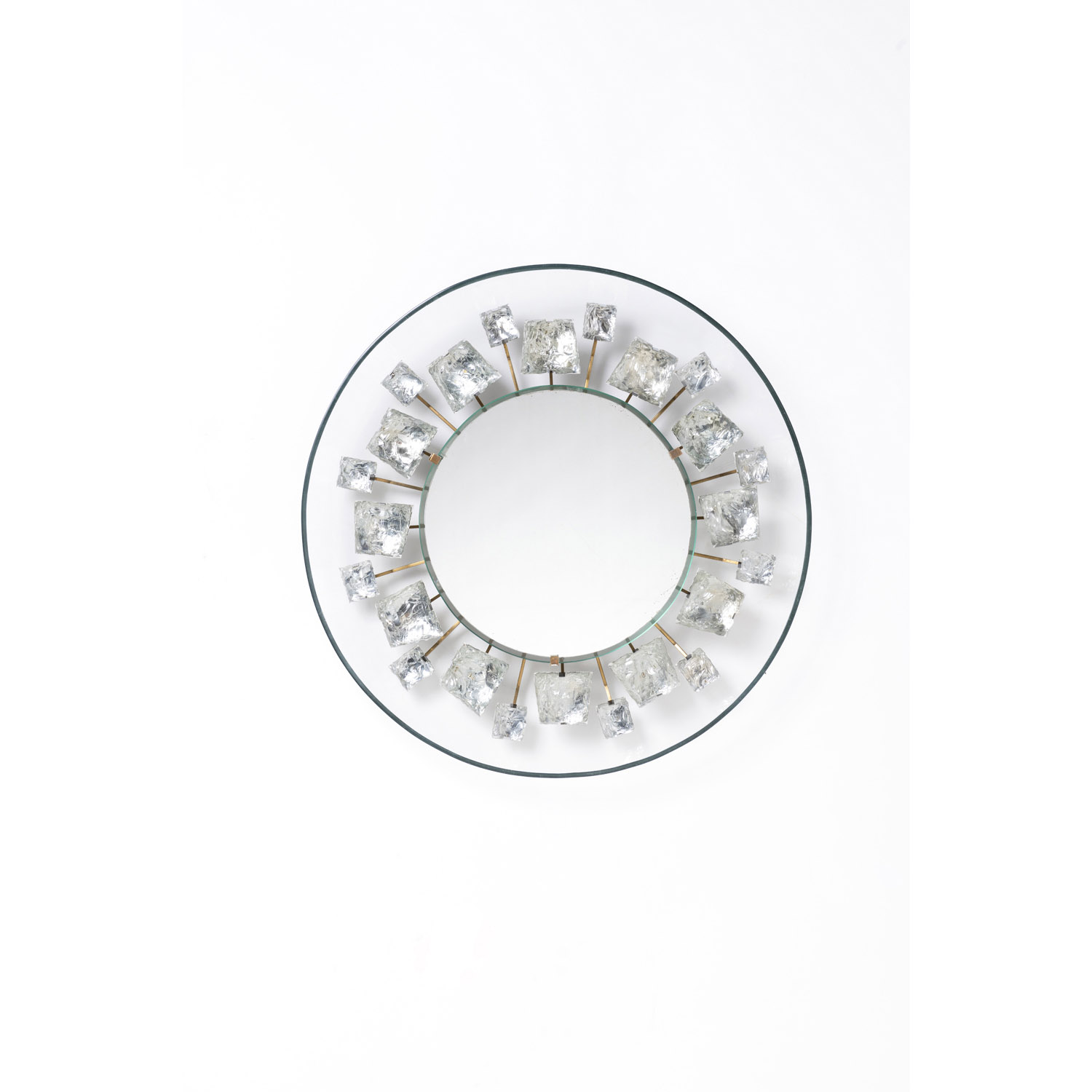 Max Ingrand (1908-1969) Modèle n°2044 dit 'Pistil' Miroir éclairant Laiton, verre, verre taillé et métal peint Édition Fontana Arte Date de création: vers 1960 Ø 65×P 12cm Bibliographie : - F. Deboni, Fontana Arte, Ed. Umberto Allemandi & Co., Turin, 2013, modèle similaire reproduit ill.