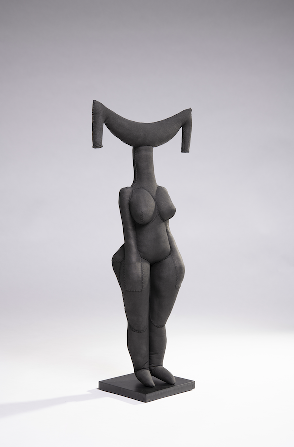 . Christian Astuguevieille (né en 1946) DIVINITE REUNION - Pièce unique Sculpture Textile peint en noir et socle en métal hématisé Date de création : 2018 H74×L32×P18cm 5000/7000€
