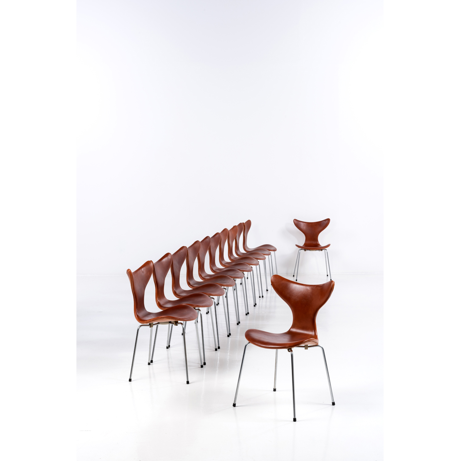 Lot 187 - Arne Jacobsen (1902-1971) Mod&egrave;le 3107 Suite de douze chaises
